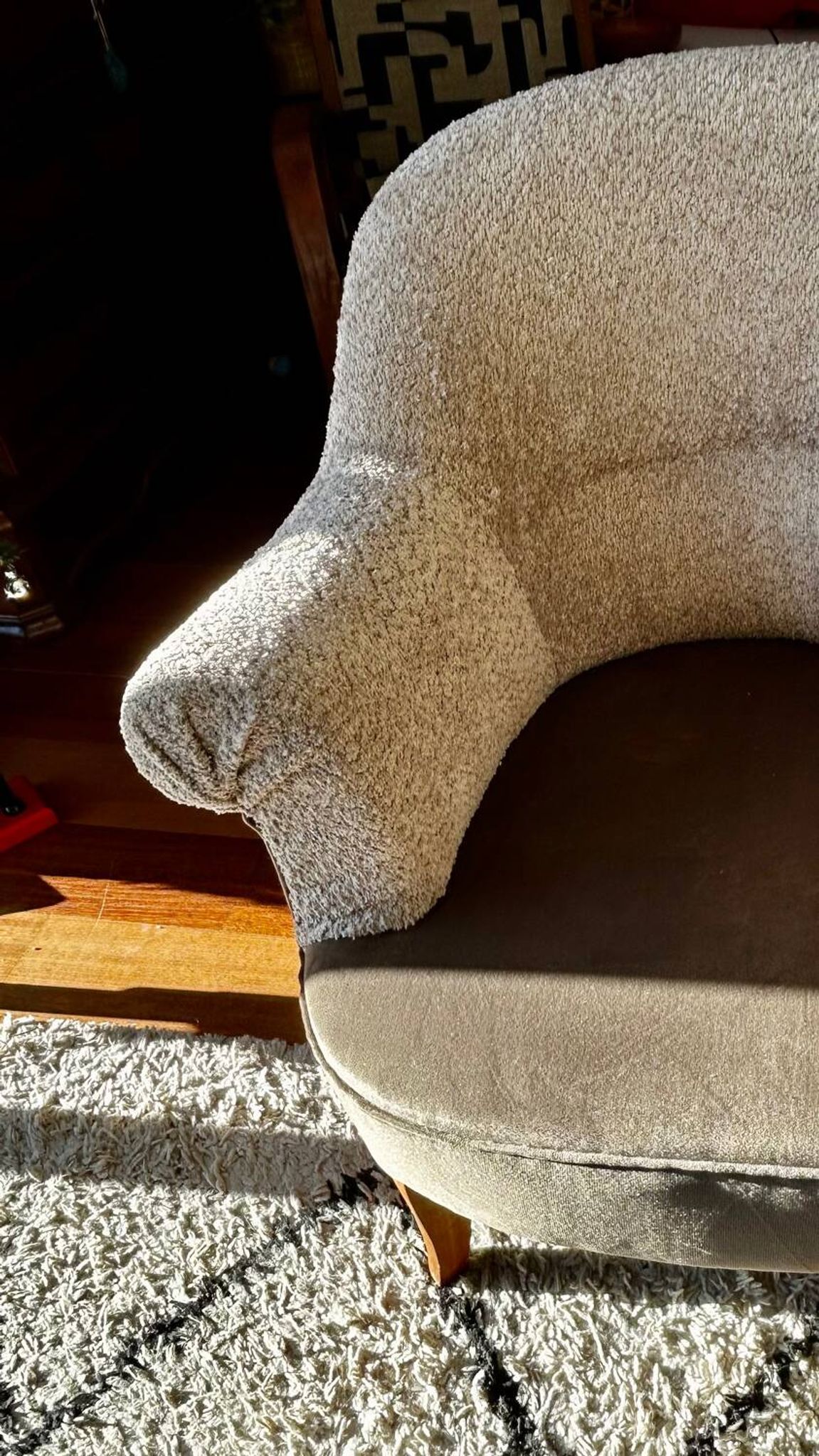 Paire fauteuils crapauds beige tissu bouclette et son repose pieds