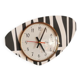 Horloge pendule murale formica vintage silencieuse asymétrique "Odo noir blanc"
