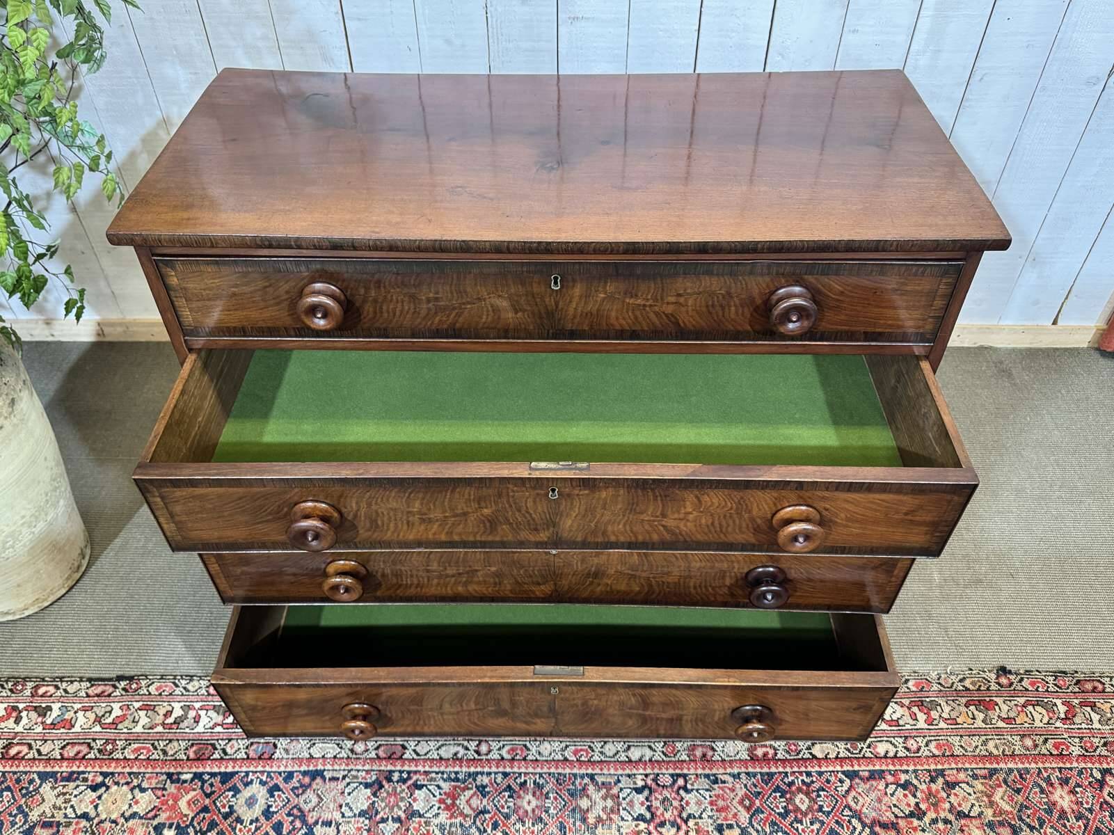 Victorian English commode from the 19th century in mahogany.
