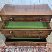 Victorian English commode from the 19th century in mahogany.