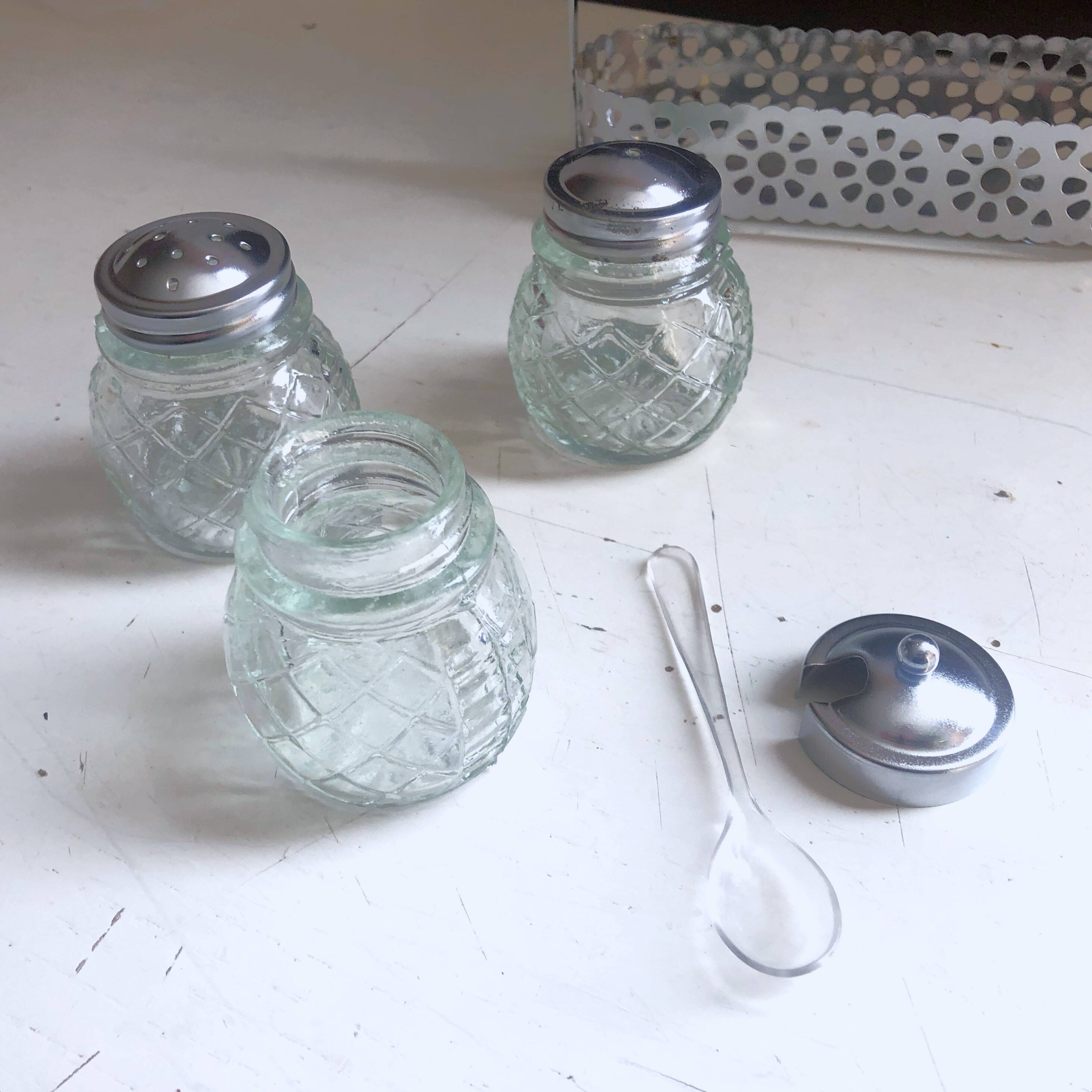4-piece salt shaker, pepper and mustard set with spoon in stainless steel basket