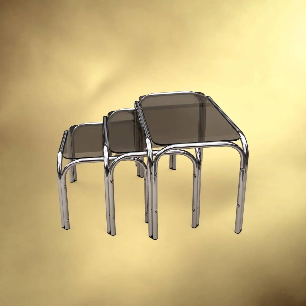 Set of nesting tables in chrome metal and smoked glass – 1970s design furniture
