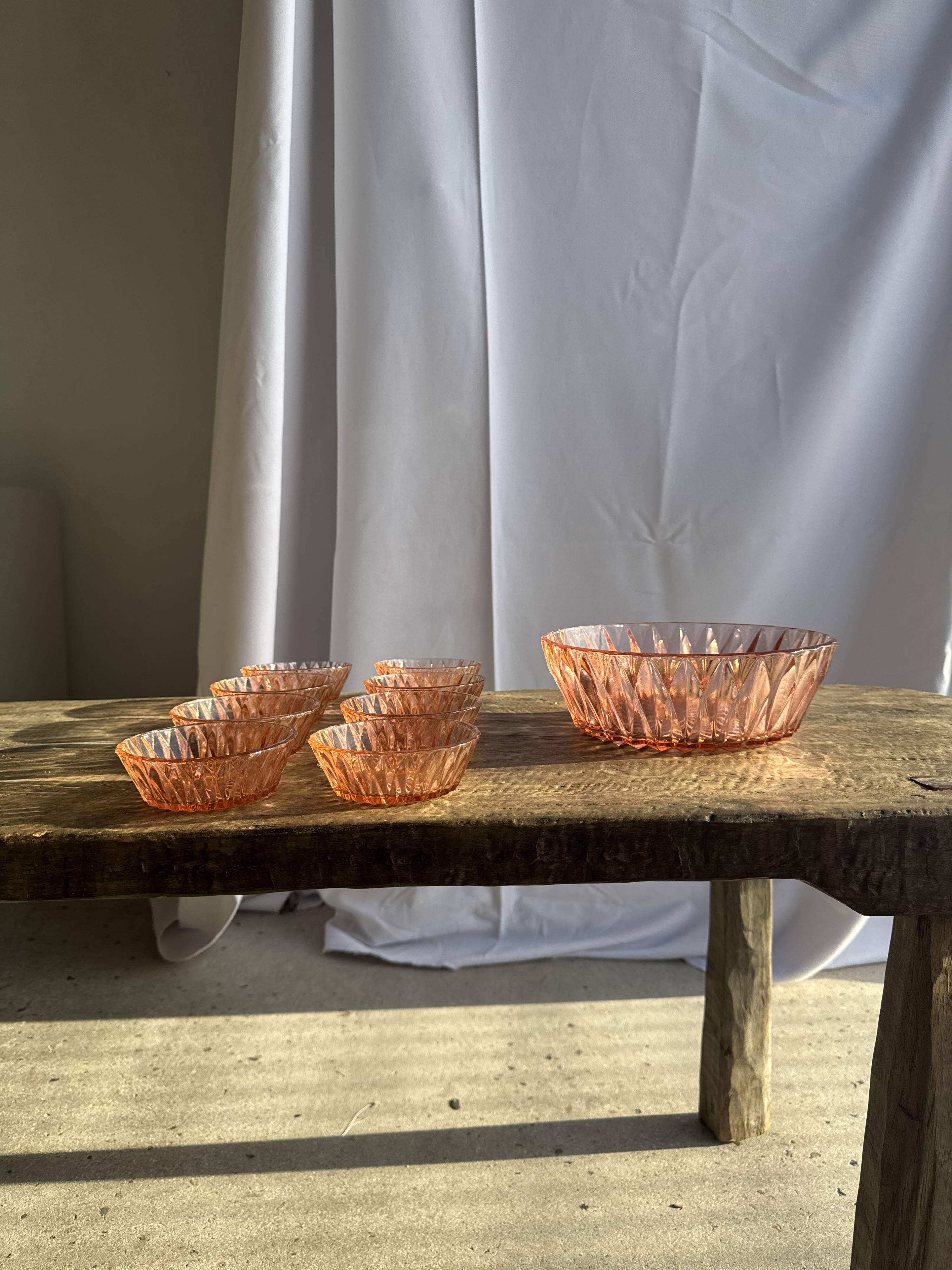 Service en verre rose vintage composé d'un saladier et de 8 coupelles