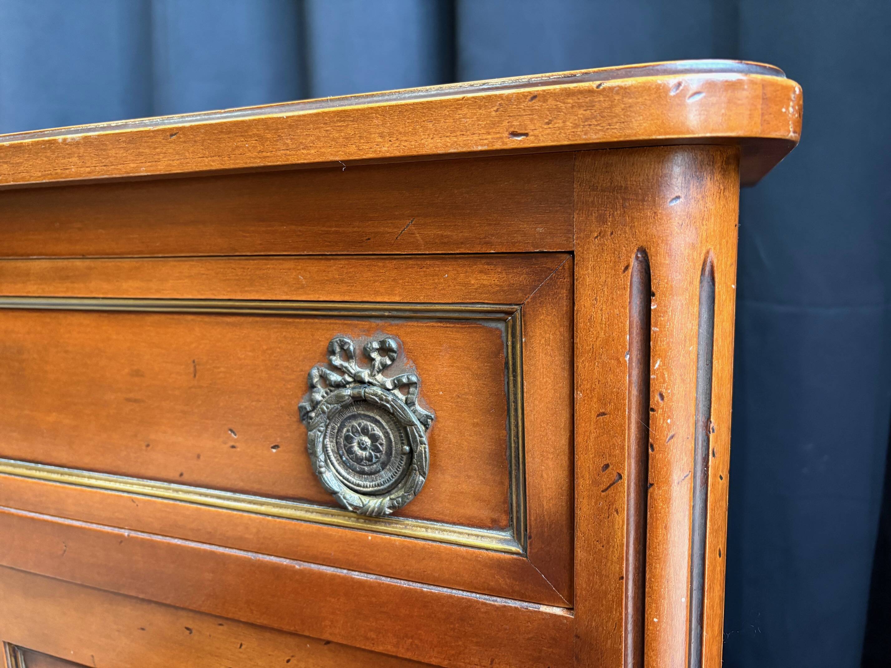 Buffet “style Louis XVI” — pièce décorative avec charme classique
