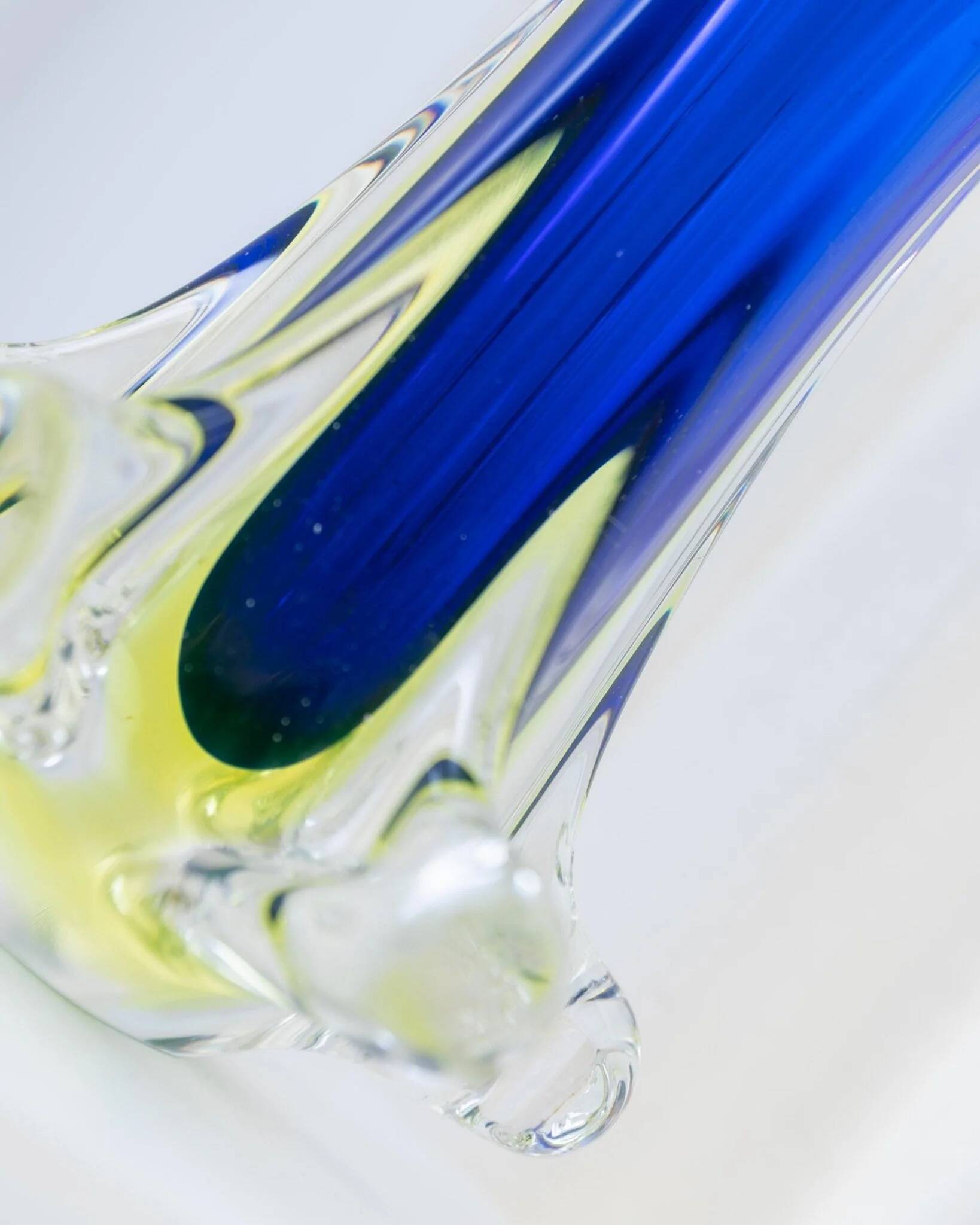 Vase en verre Murano XXL Fratelli Toso en bleu avec une couche extérieure transparente, art décoratif italien des années 1960.