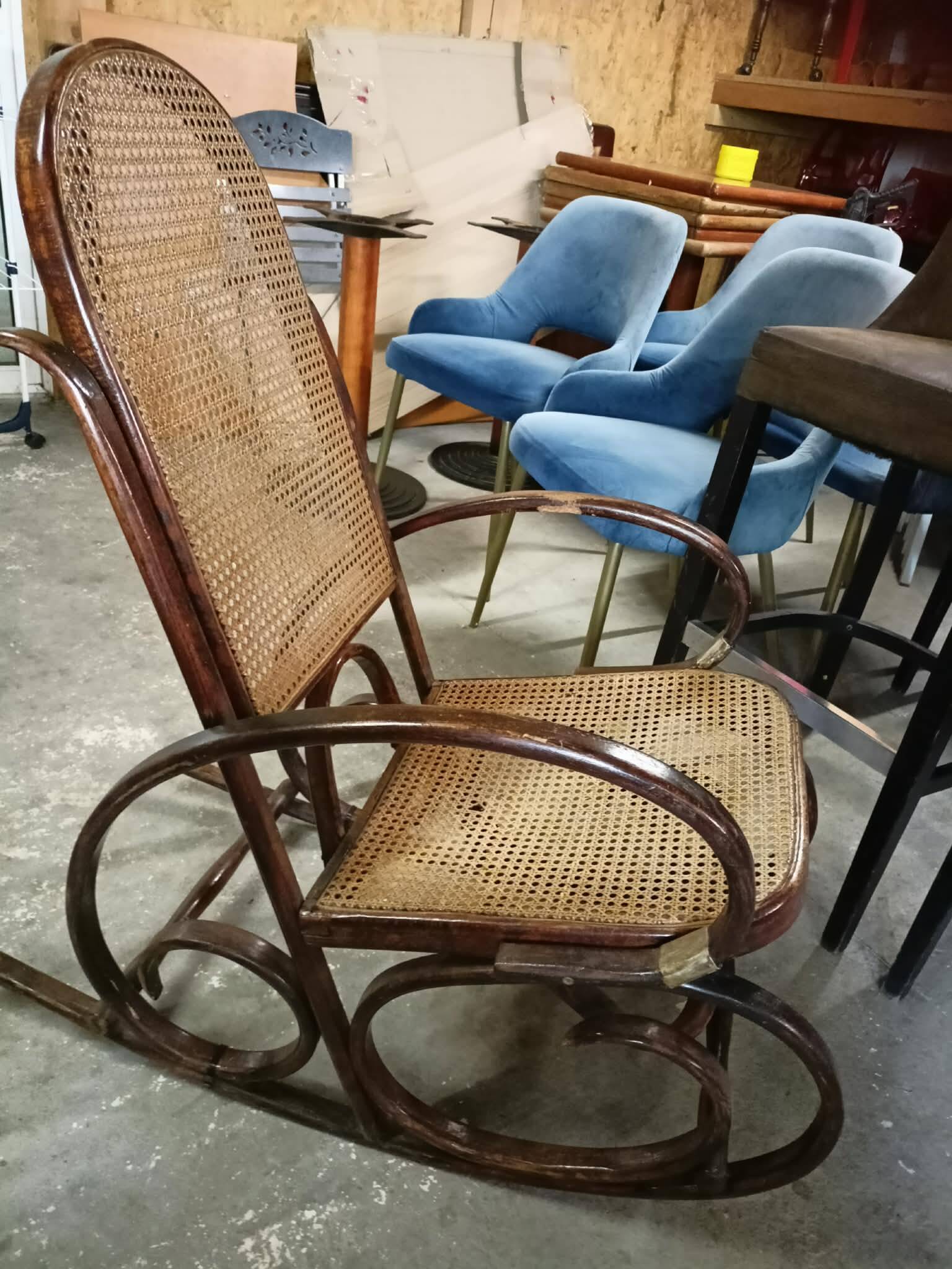 Rocking-chair vintage en bois courbé – Style Thonet