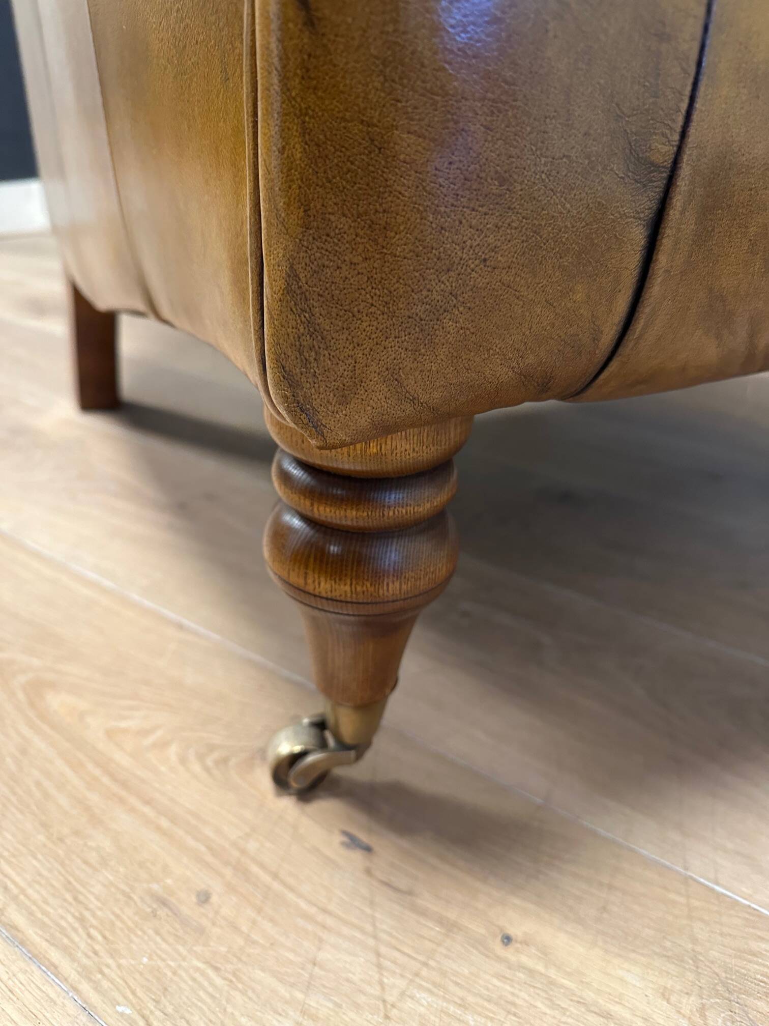 Set of 2 leather club chairs