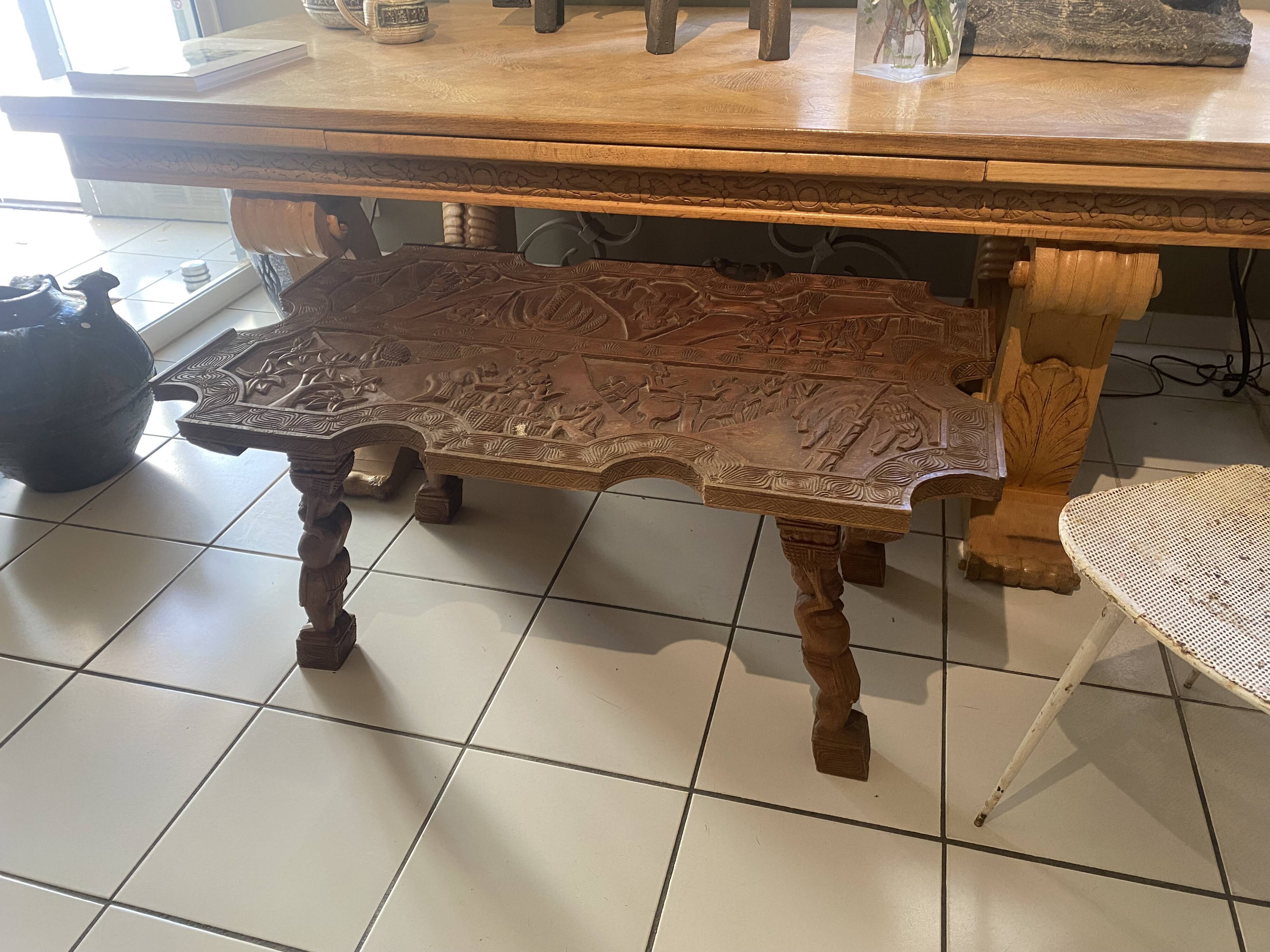 Table en bois sculpté africaniste