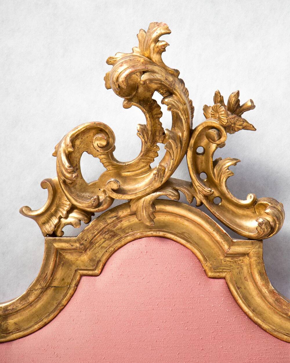 Italian rococo-style headboard in carved gilded wood, 19th century.