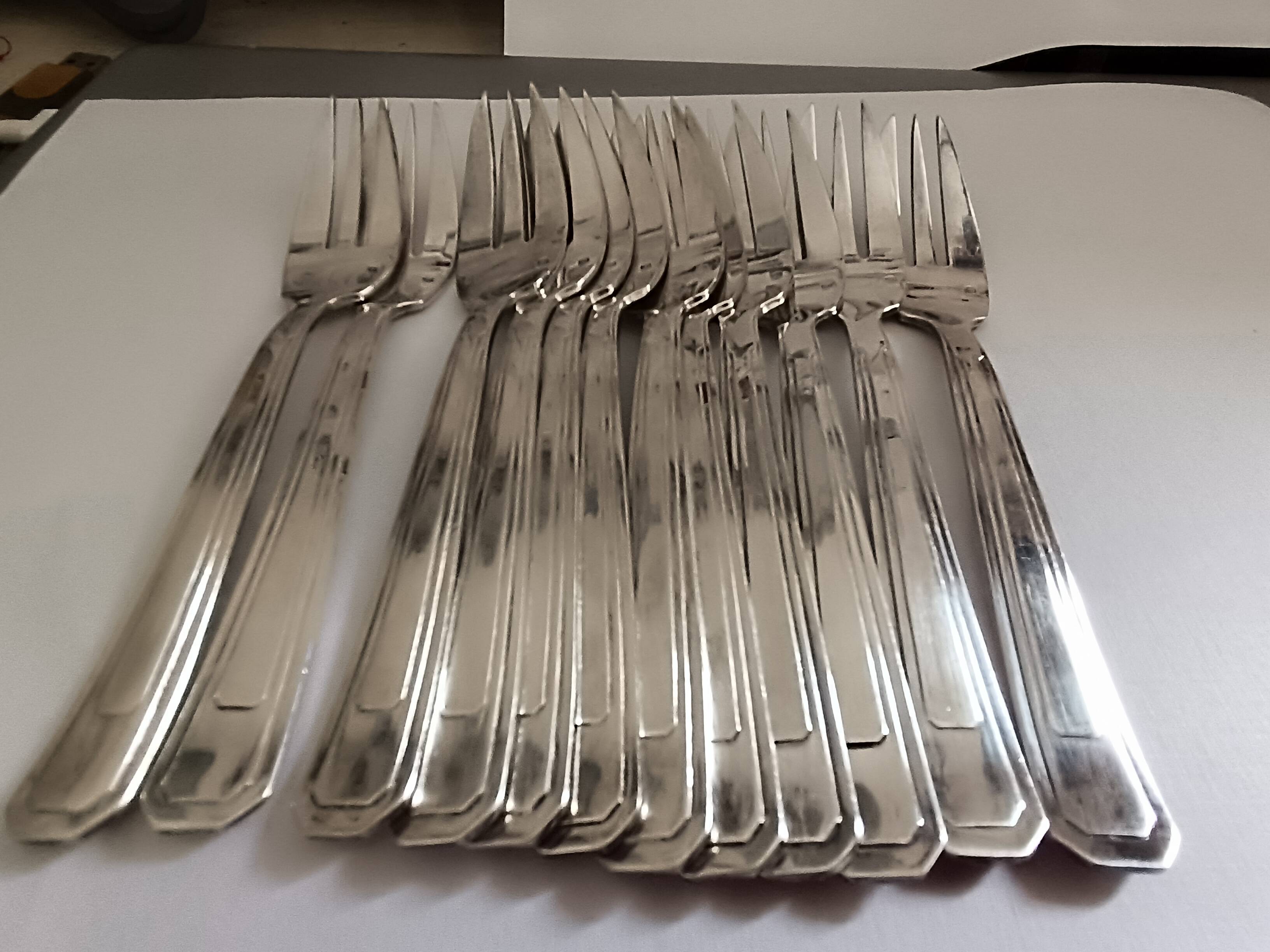 12 silver-plated cake forks. Art Deco. In box.