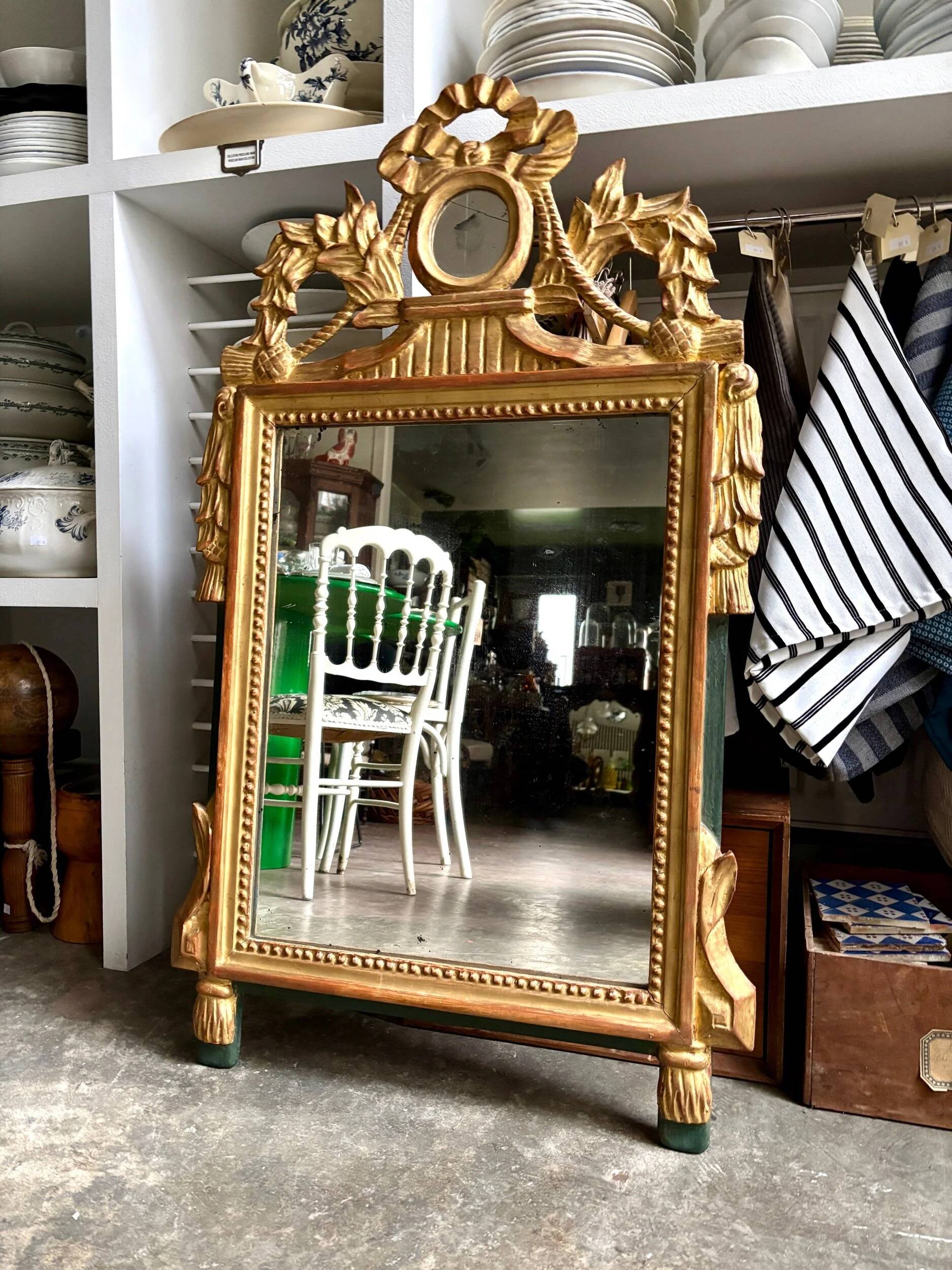 Miroir à fronton en bois doré ☐ 100 x 58 cm
