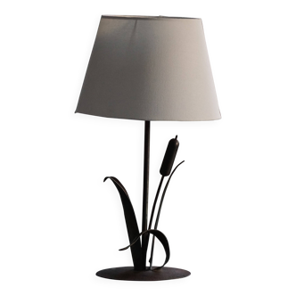 Handcrafted table lamp in wrought iron, organic shape, mid-20th century, 1940s.