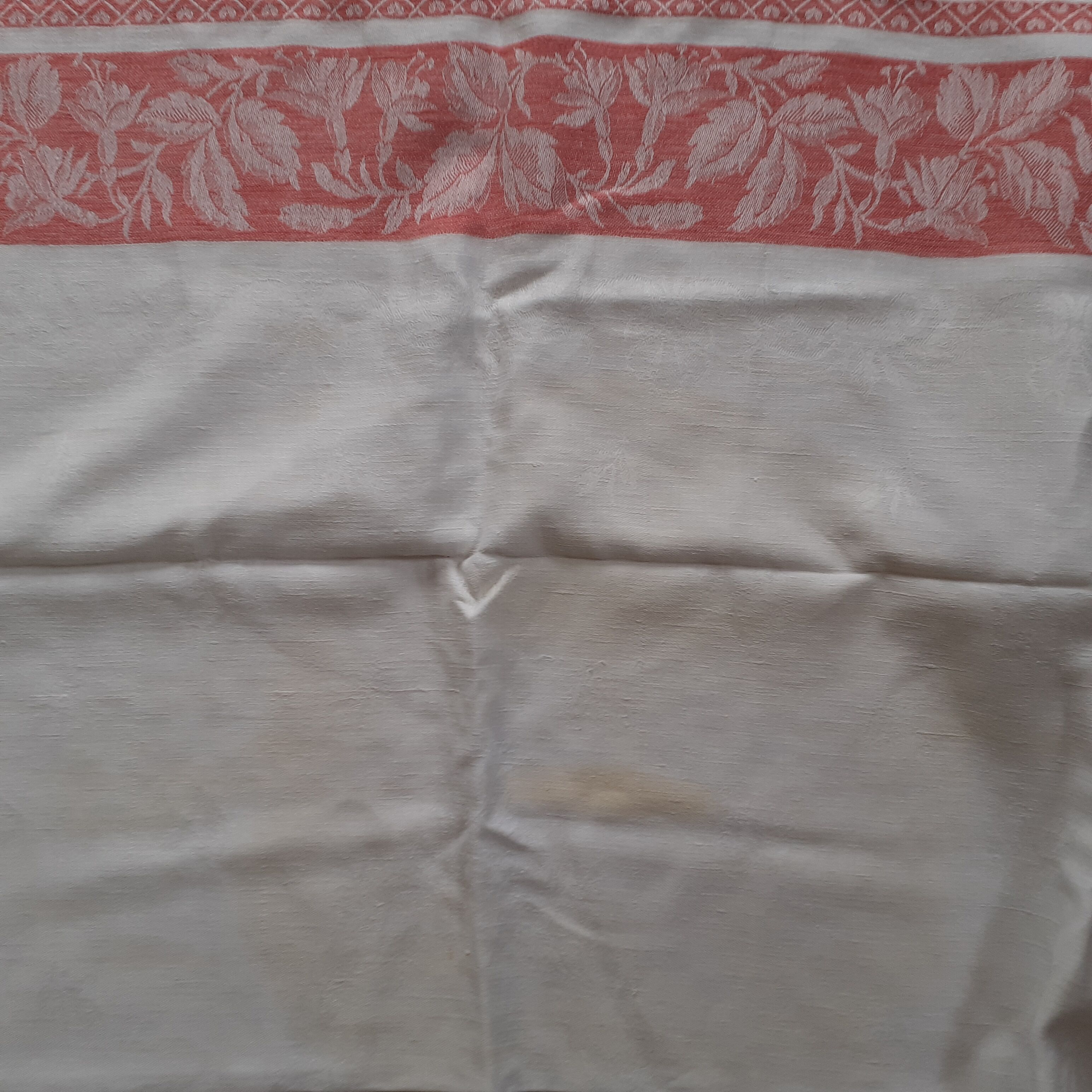 White damask tablecloth. Breve. Large red entourage.