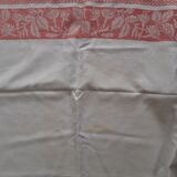 White damask tablecloth. Breve. Large red entourage.