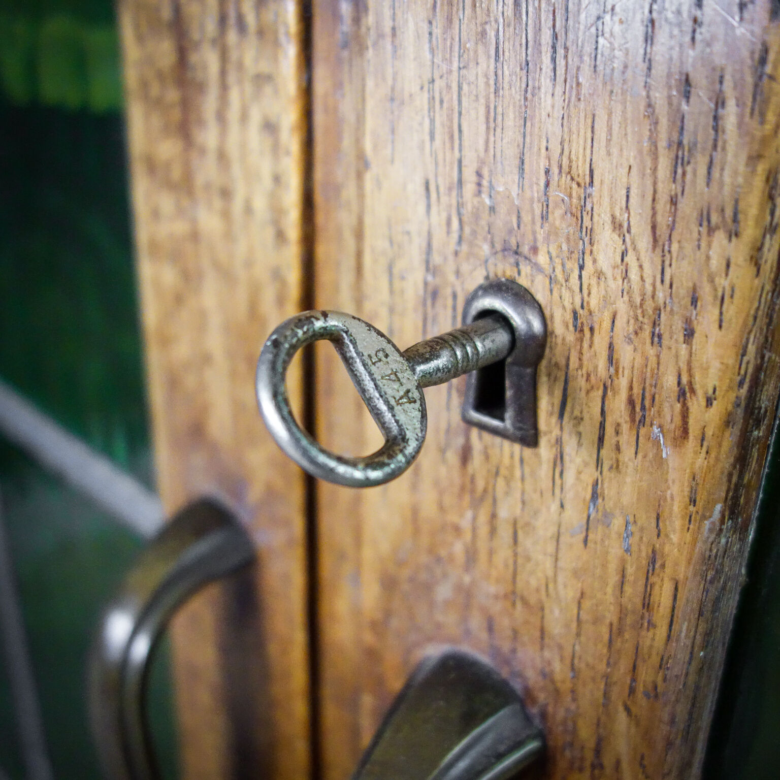 Bibliothèque antique avec portes en verre souillé Brun / Vert - années 1920