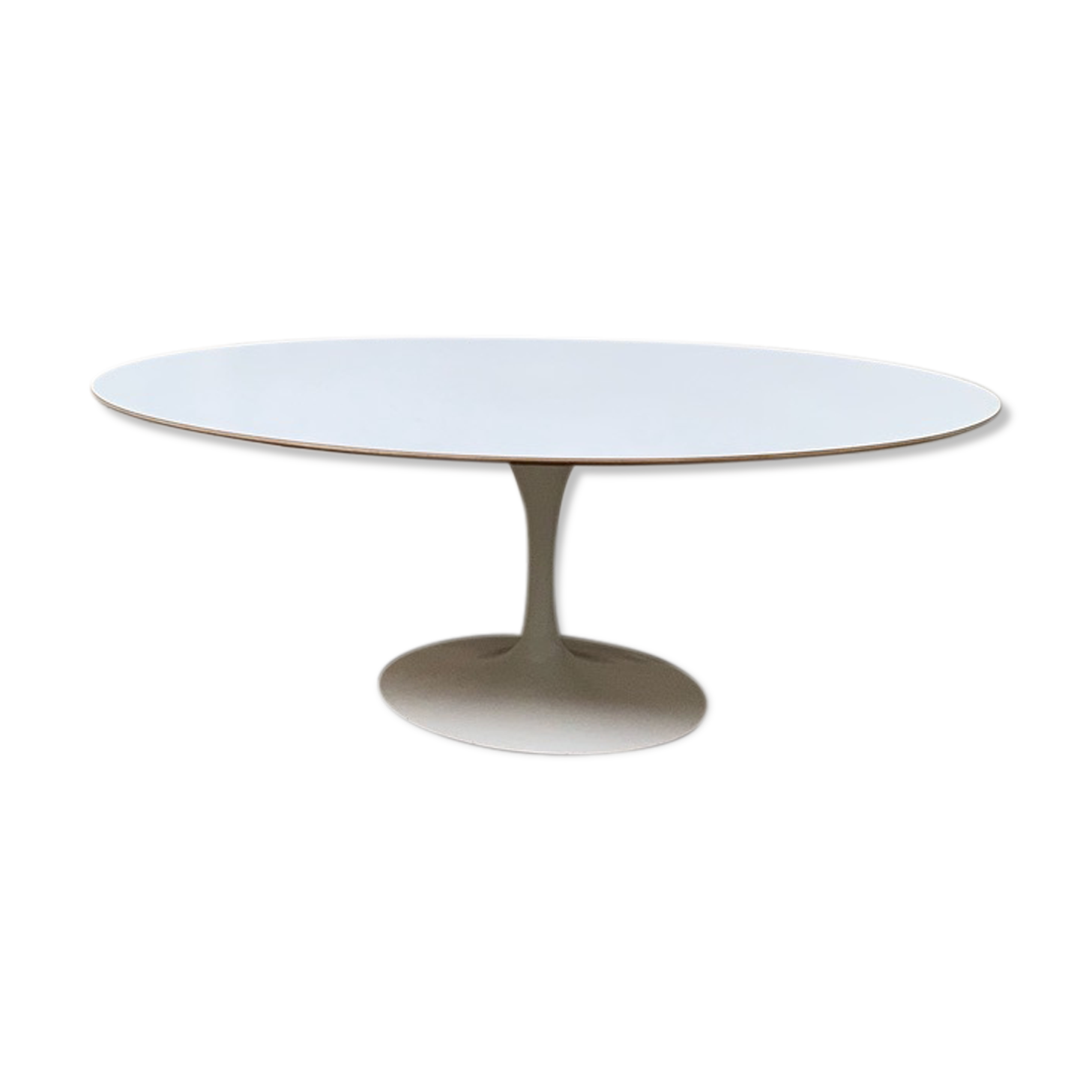 Eero Saarinen's oval tulip table for Knoll