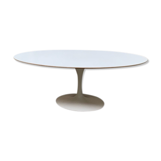 Eero Saarinen's oval tulip table for Knoll