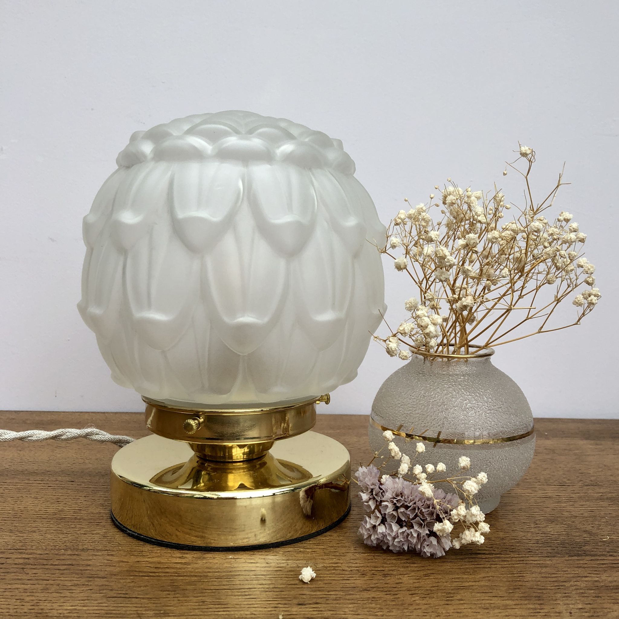 Lampe à poser globe vintage art déco en verre dépoli