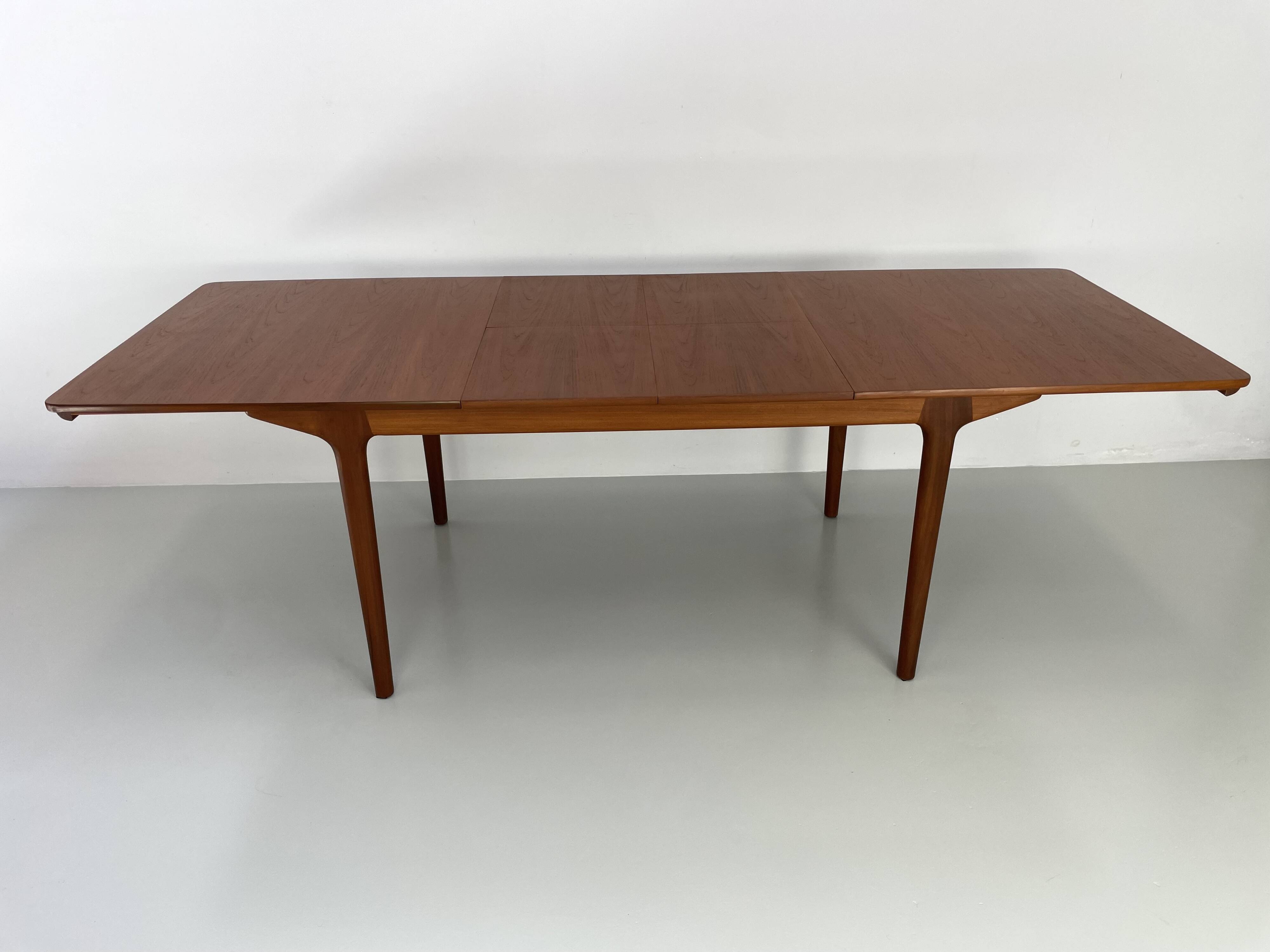 Vintage dining table by McIntosh 1960's