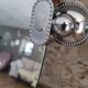 Miroir ovale biseauté vintage années 70 avec ses accroches murales en métal couleur argent
