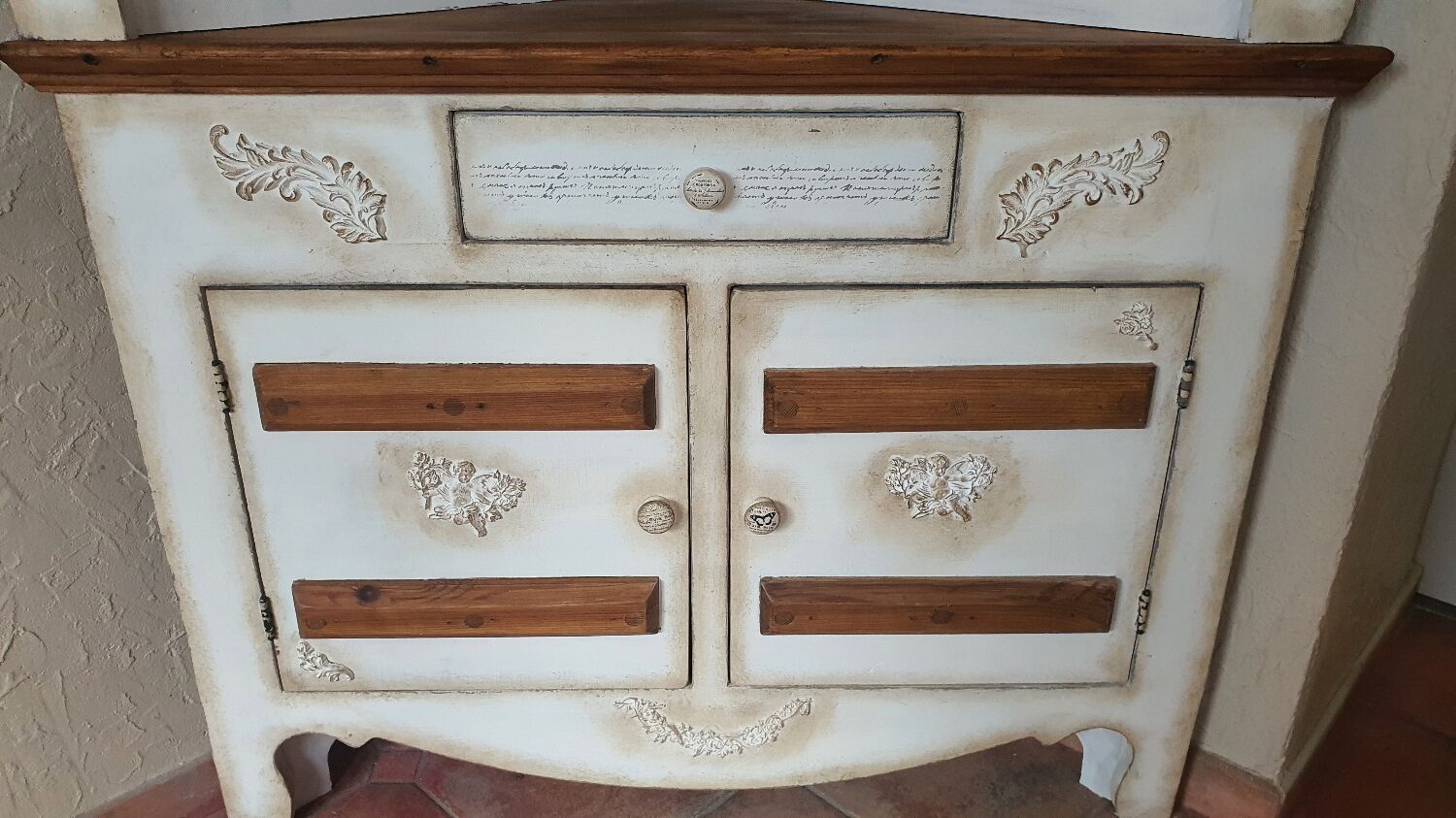 Corner cabinet