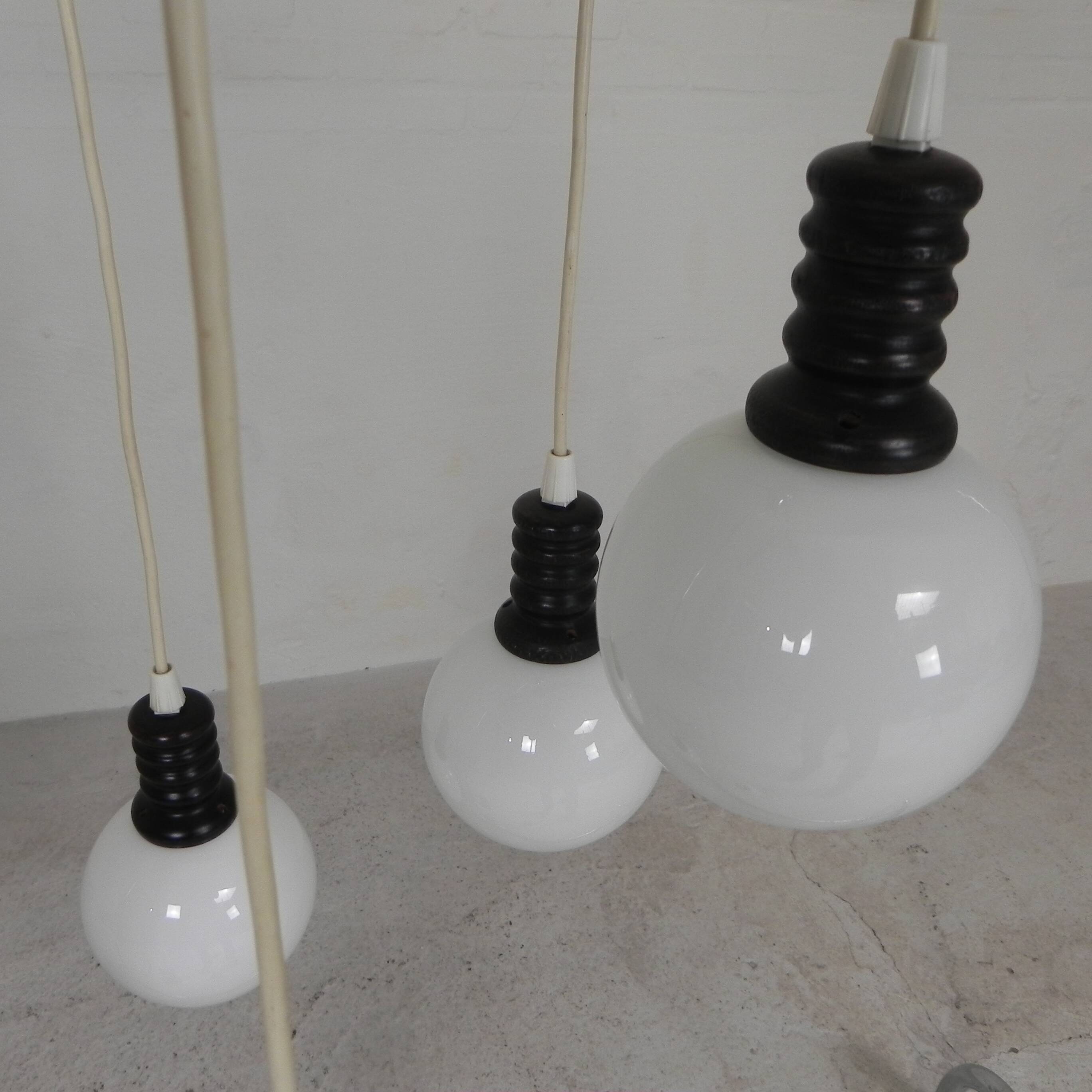 Lampe suspendue Cascade avec 5 boules en verre blanc, années 70