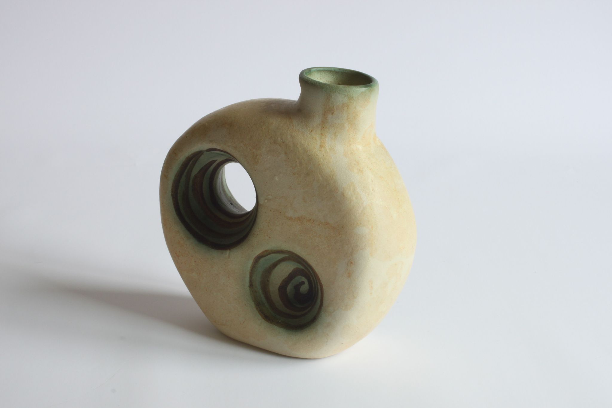 Vase en céramique de l’ère spatiale avec ouvertures par Nikos Dazelidis, Athènes, années 1960