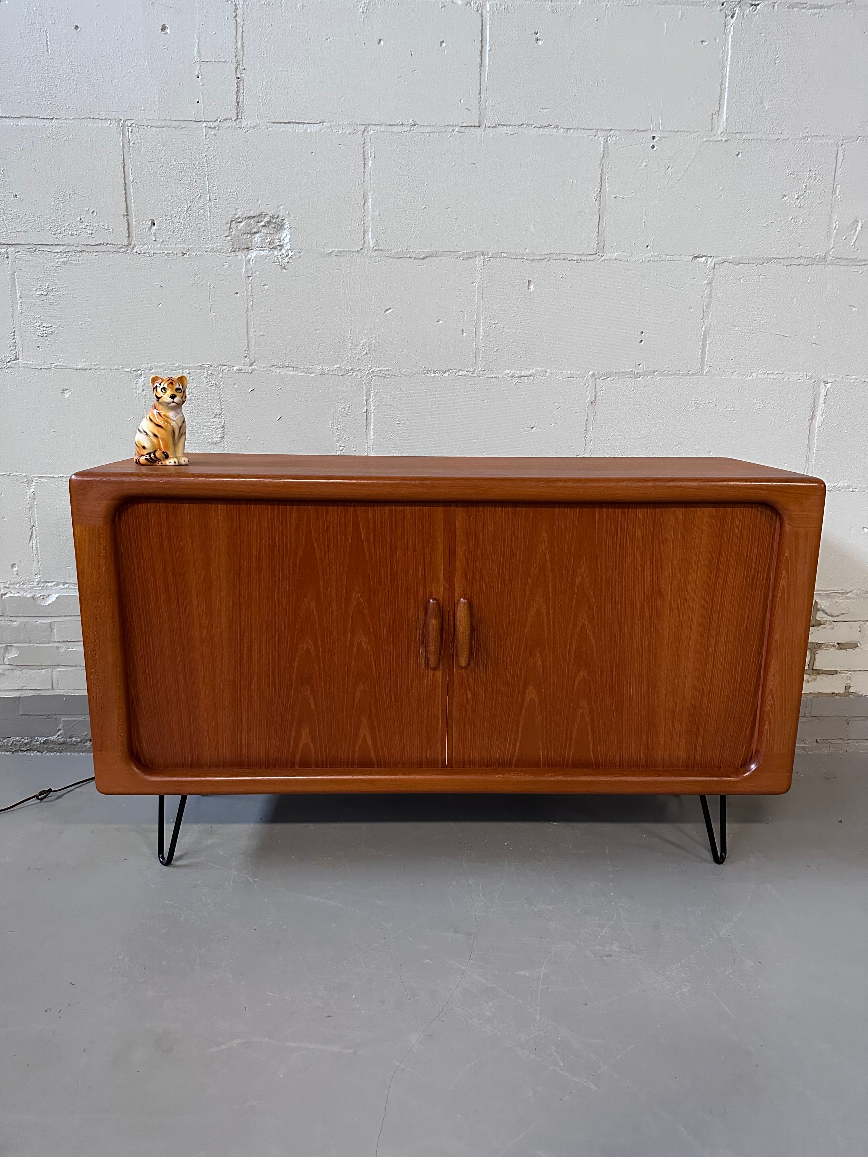 Dyrlund barcloset hairpin cabinet
