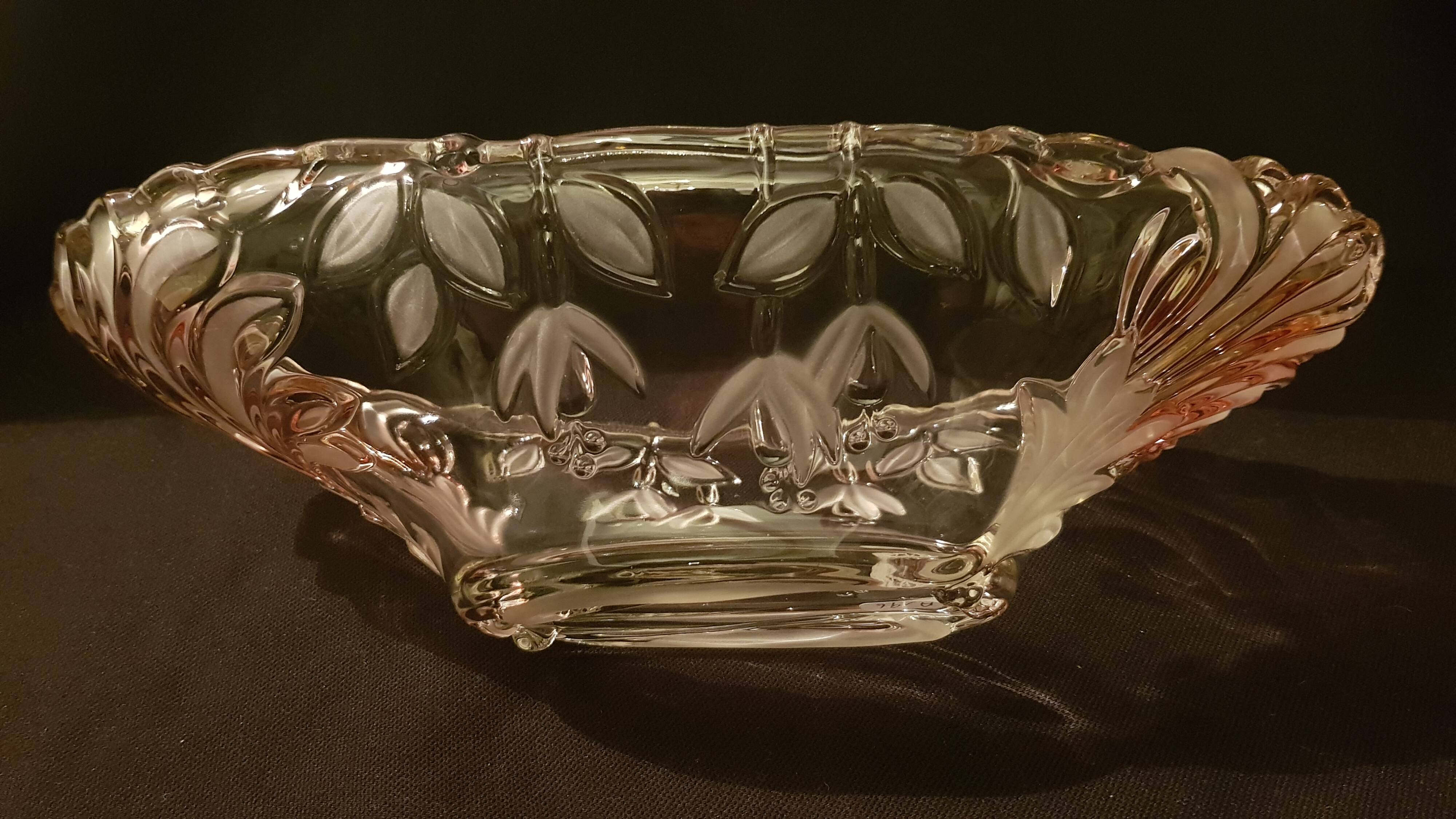 Oval bowl in crystal and frosted glass, pink and frosted.