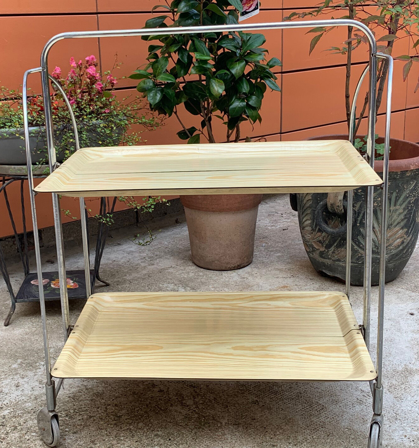 Folding travel service in vintage formica