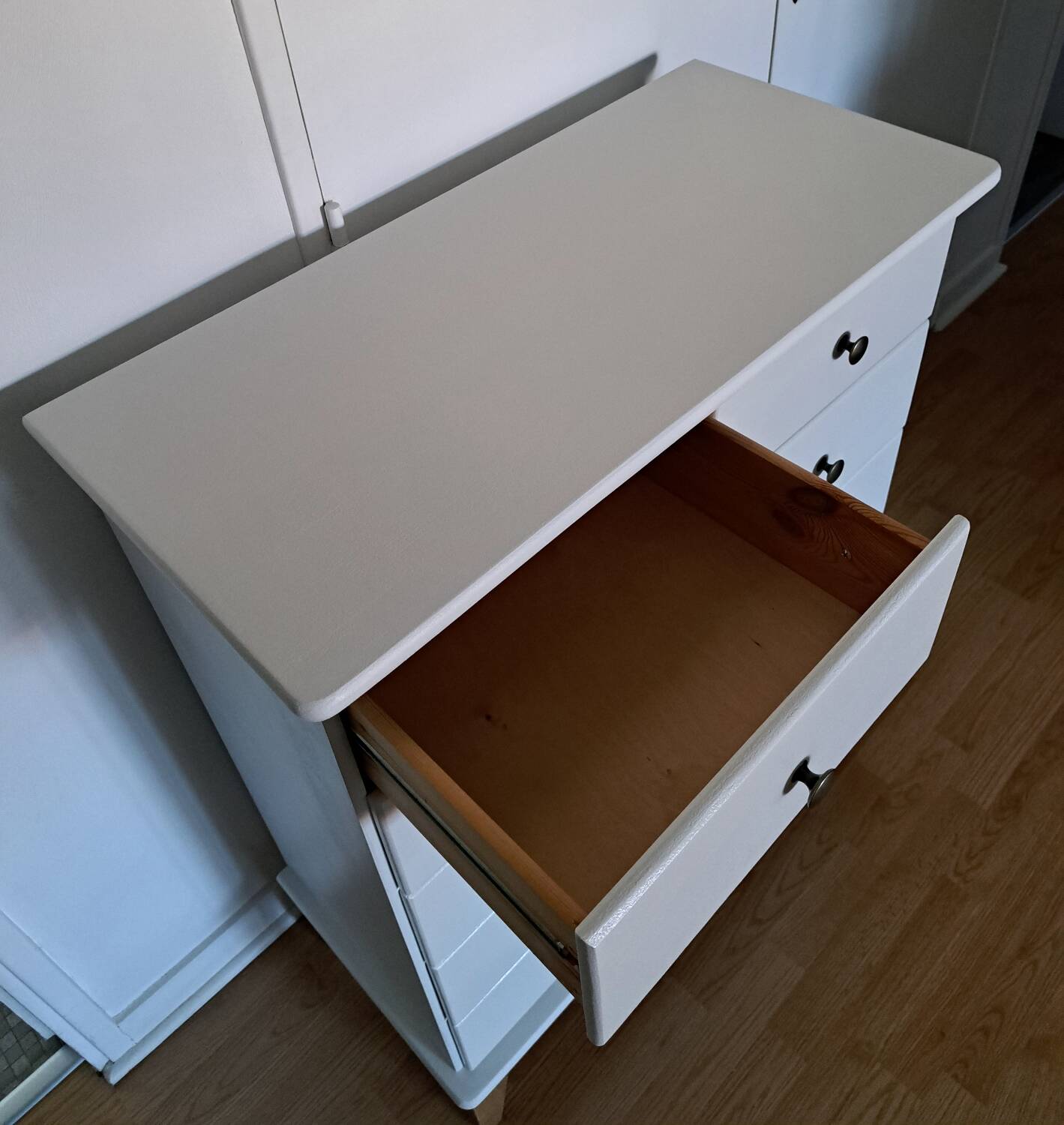 Rød Sødgren white chest of drawers 3