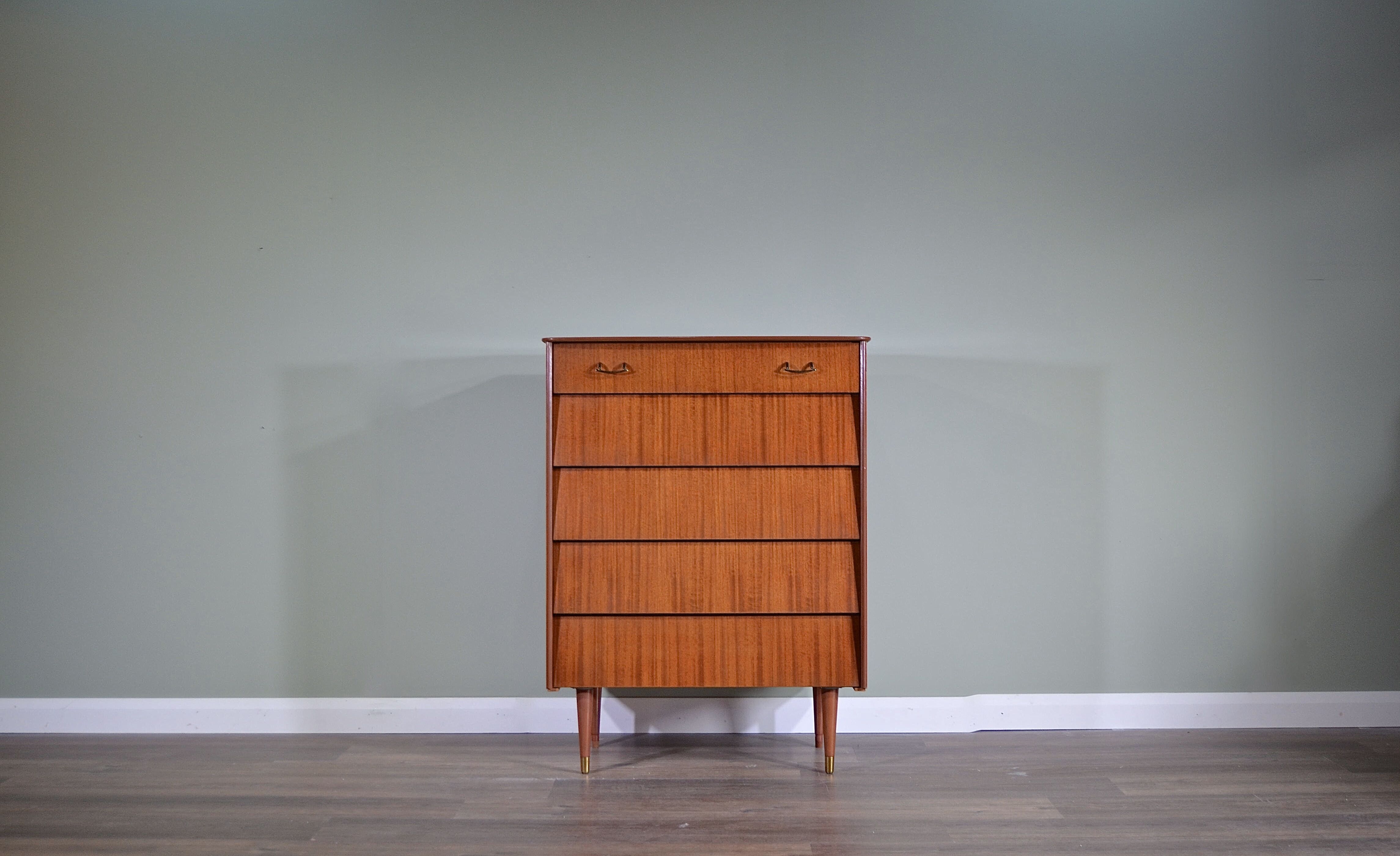 Commode en teck et laiton