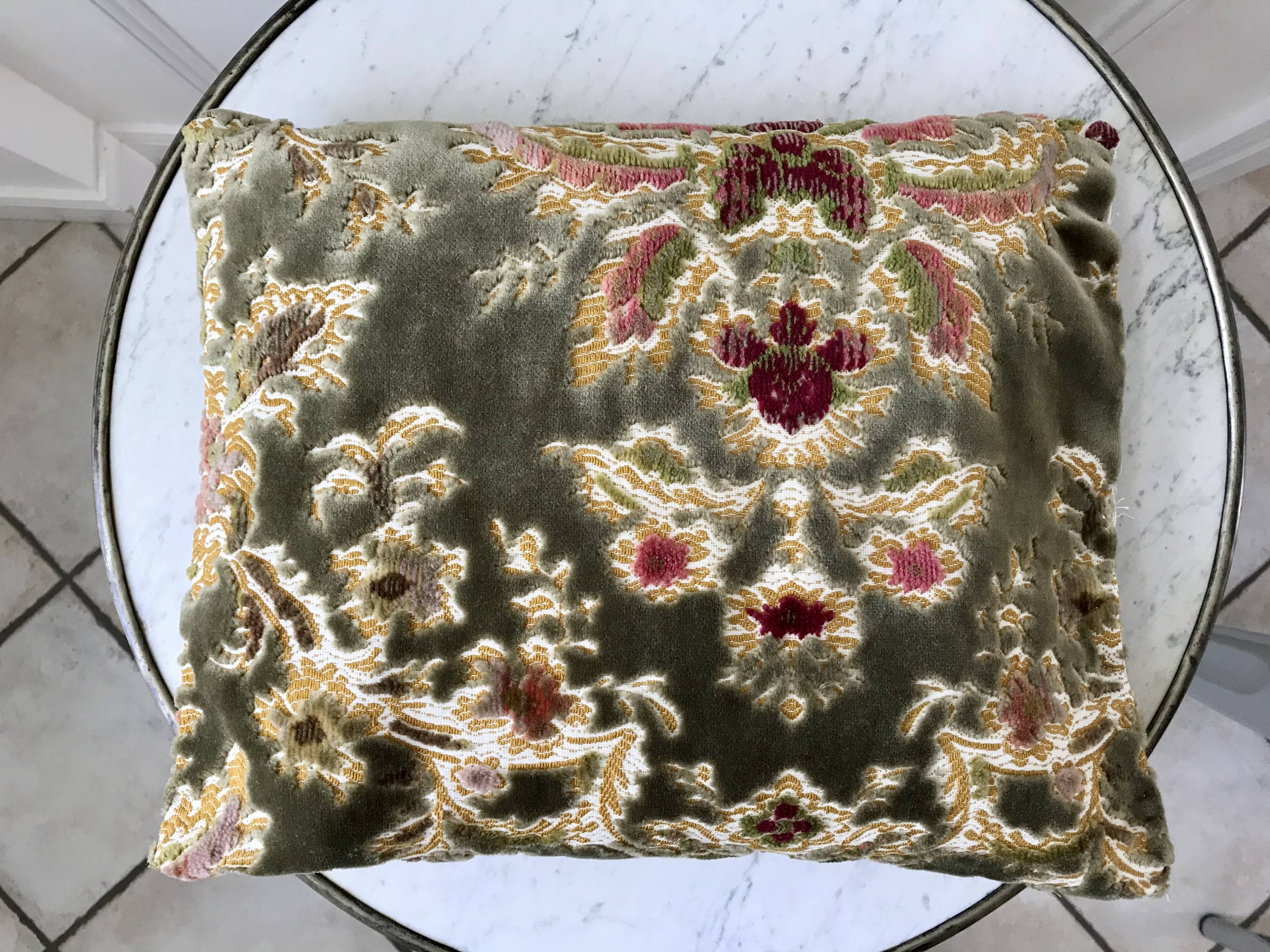 Coussin en velour ras vert sauge années 70