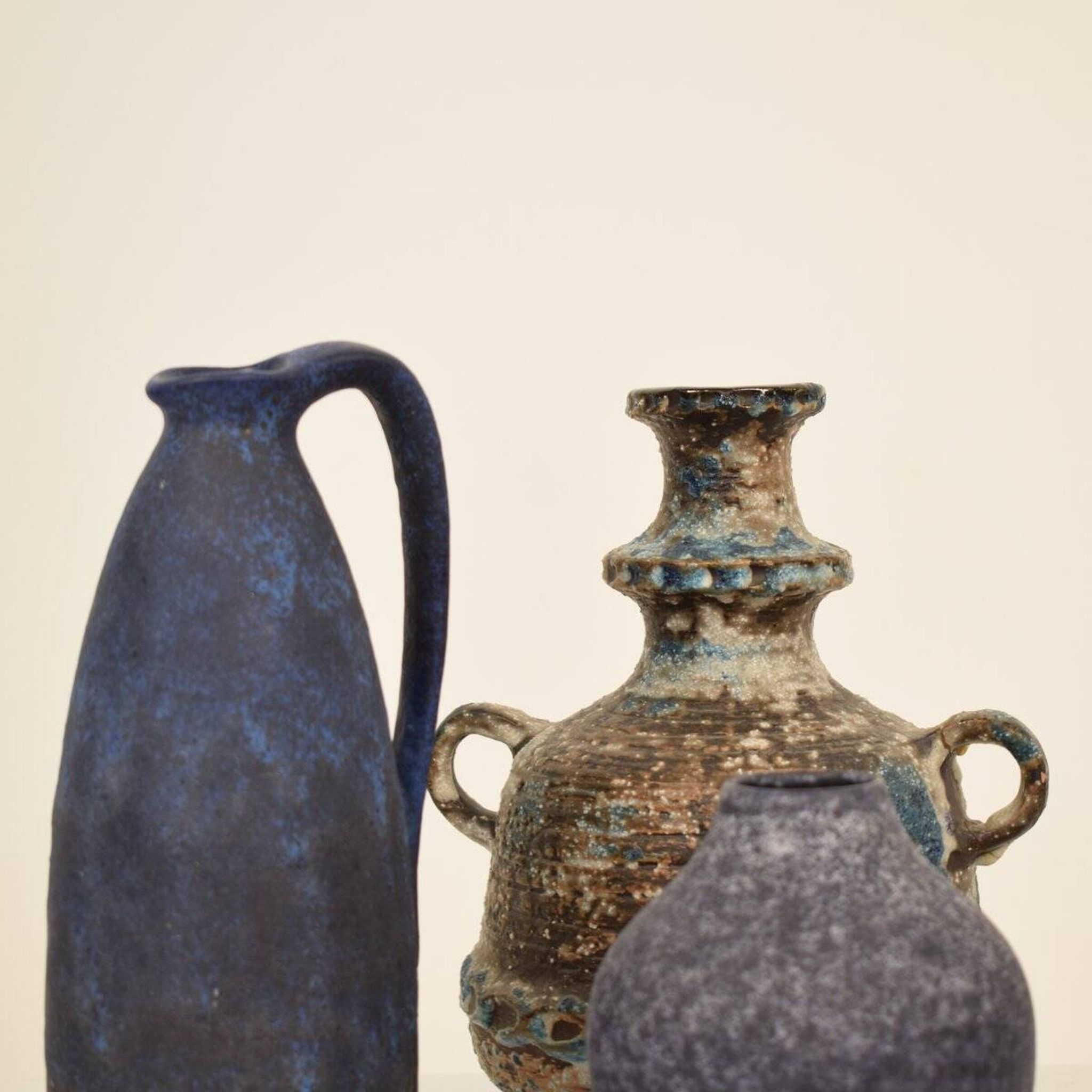Vase amphore en céramique bleue, brune, verte et blanche, années 1970