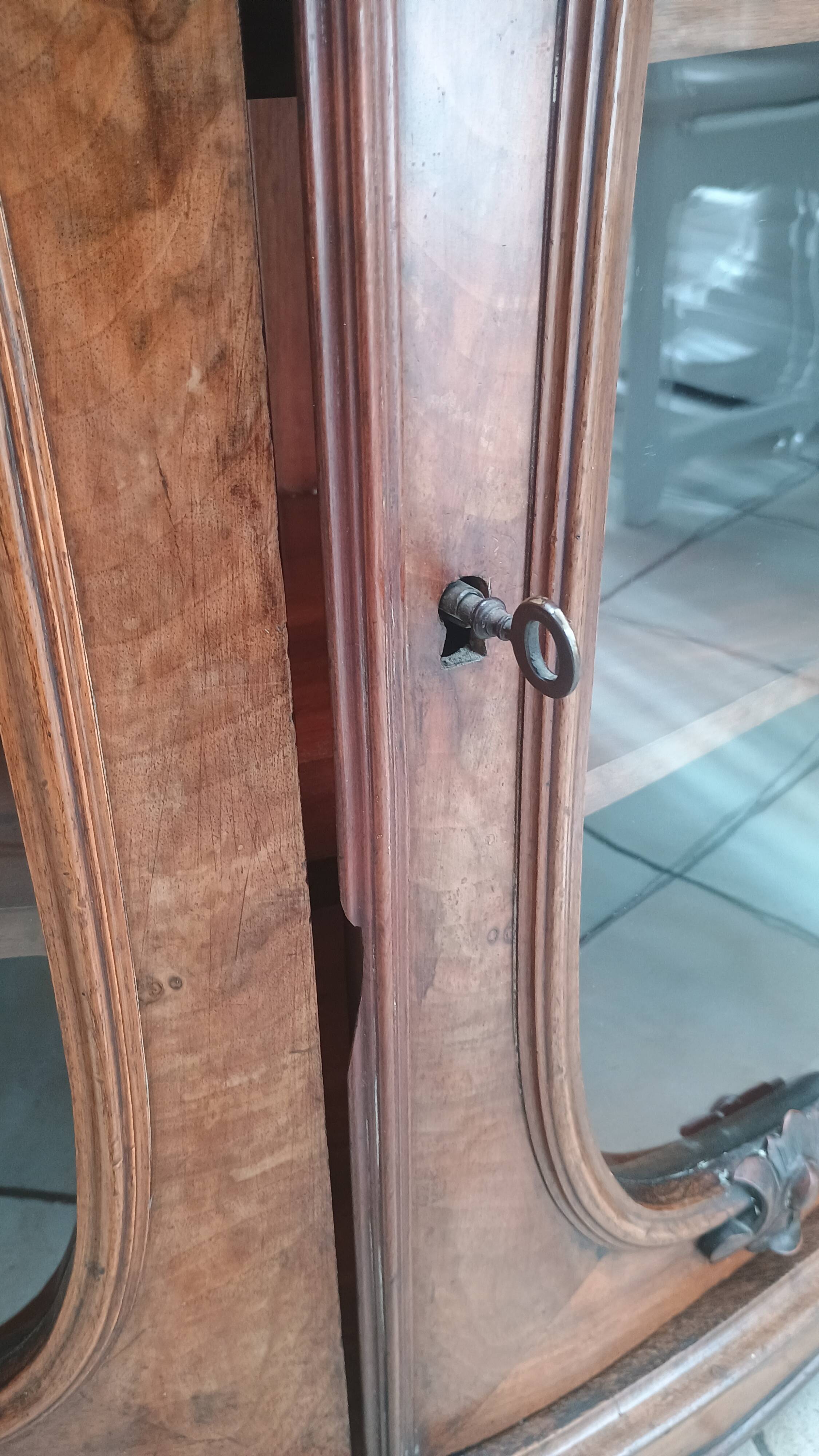 	Support furniture in walnut burl veneer, Napoleon III style or late 19th century.