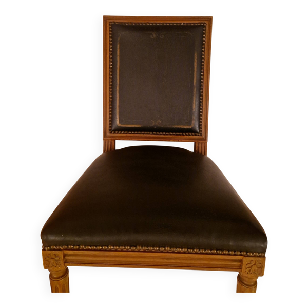 Chaise ancienne de style Louis XVI en bois massif et cuir patiné
