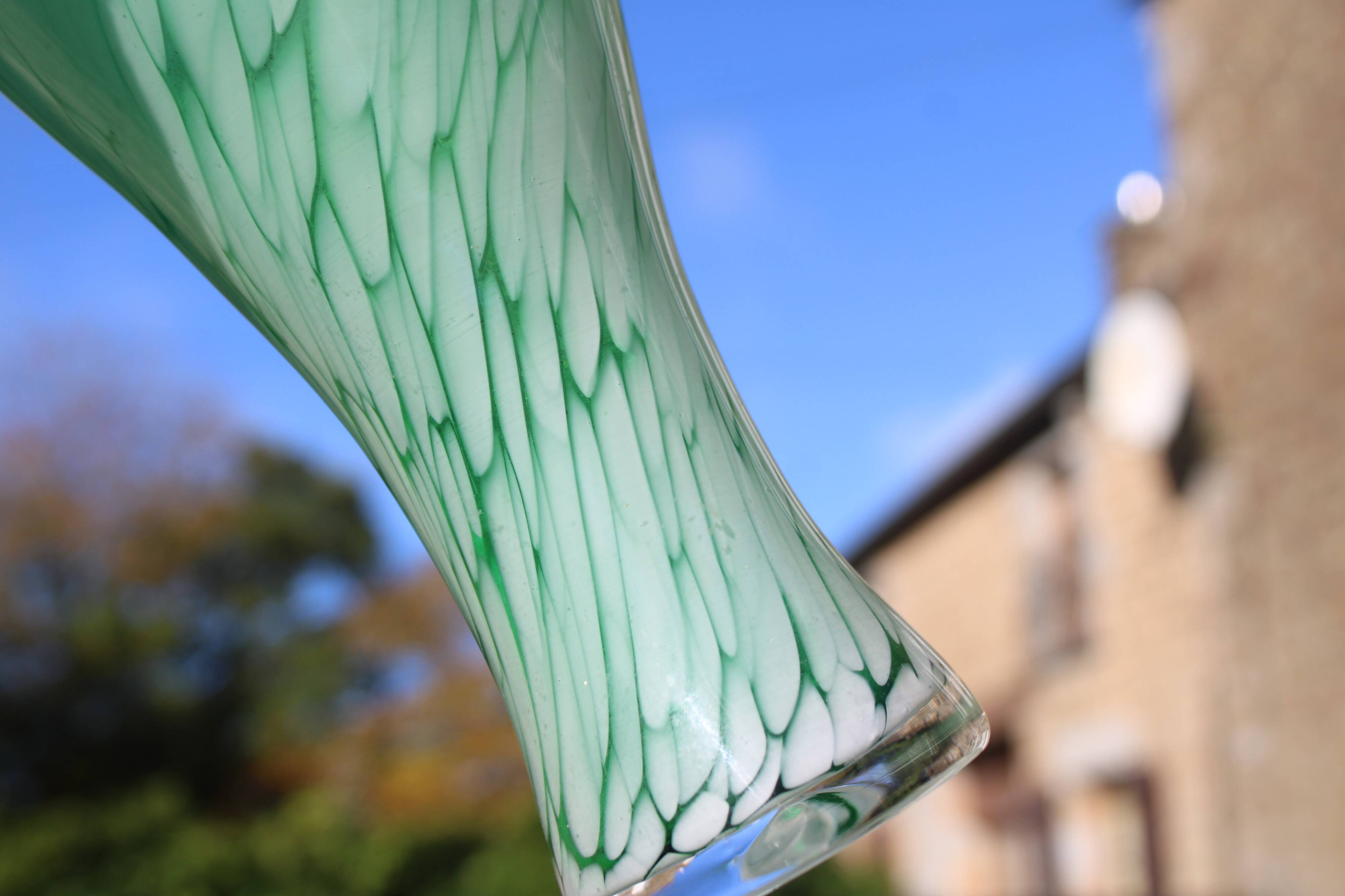 Cruche en verre soufflé vert émeraude – H32 cm x L10 cm