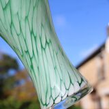 Cruche en verre soufflé vert émeraude – H32 cm x L10 cm