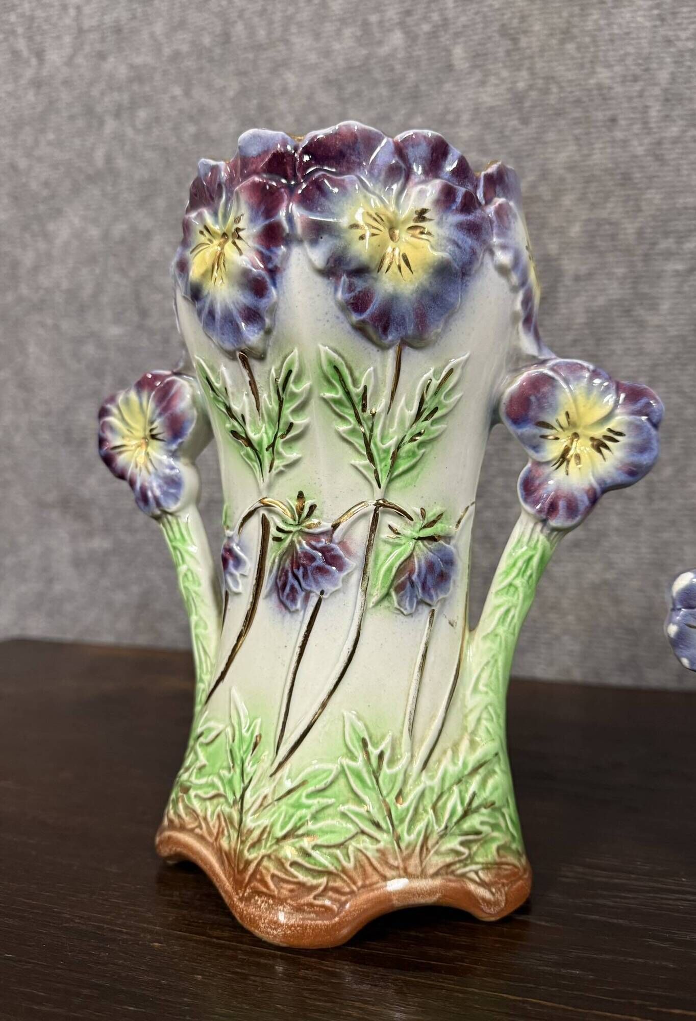 Onnaing: 3-piece Art Nouveau period barbotine set including a planter and two vases
