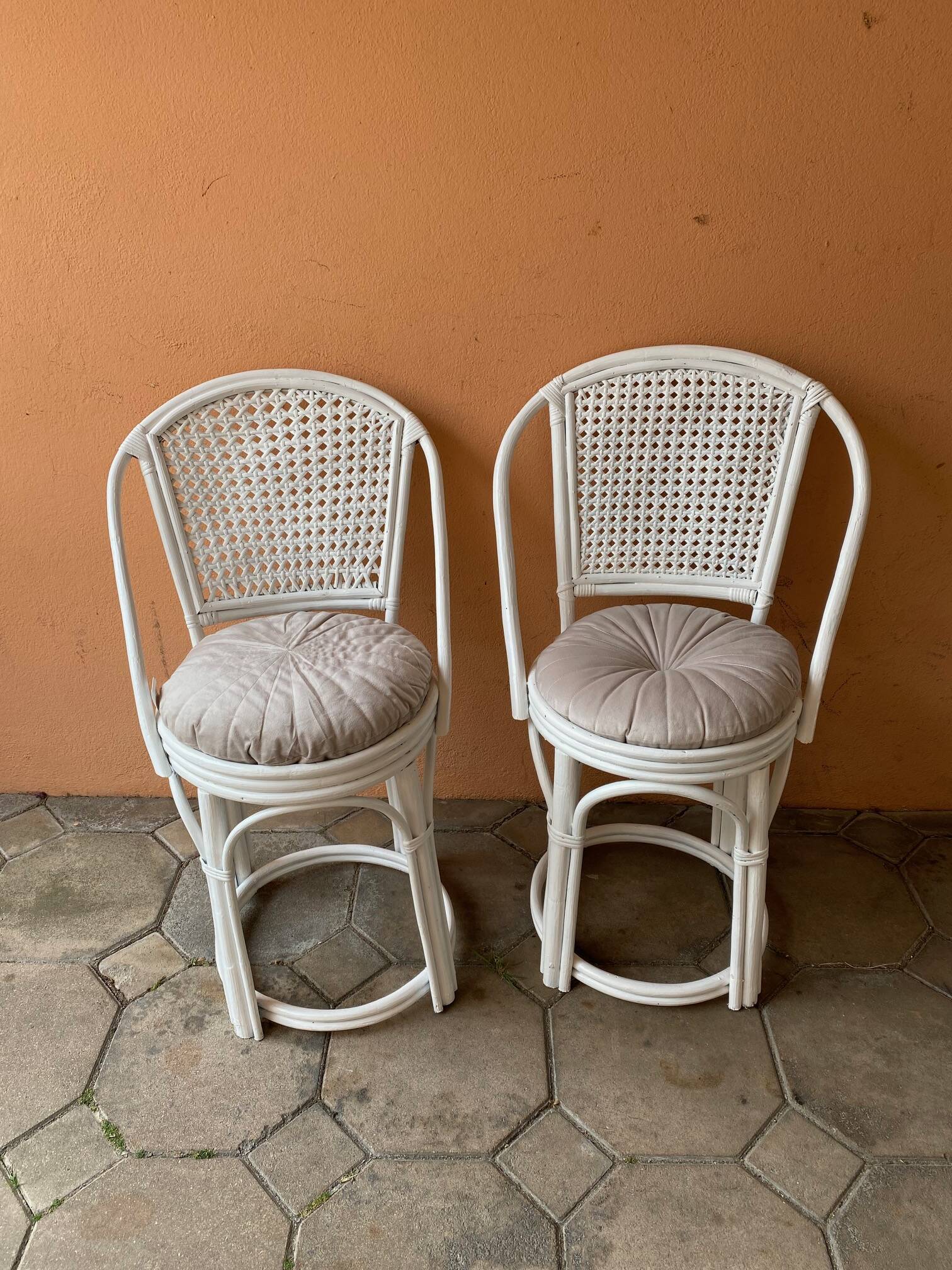 Paire de chaises en rotin et osier patinées en blanc forme ronde