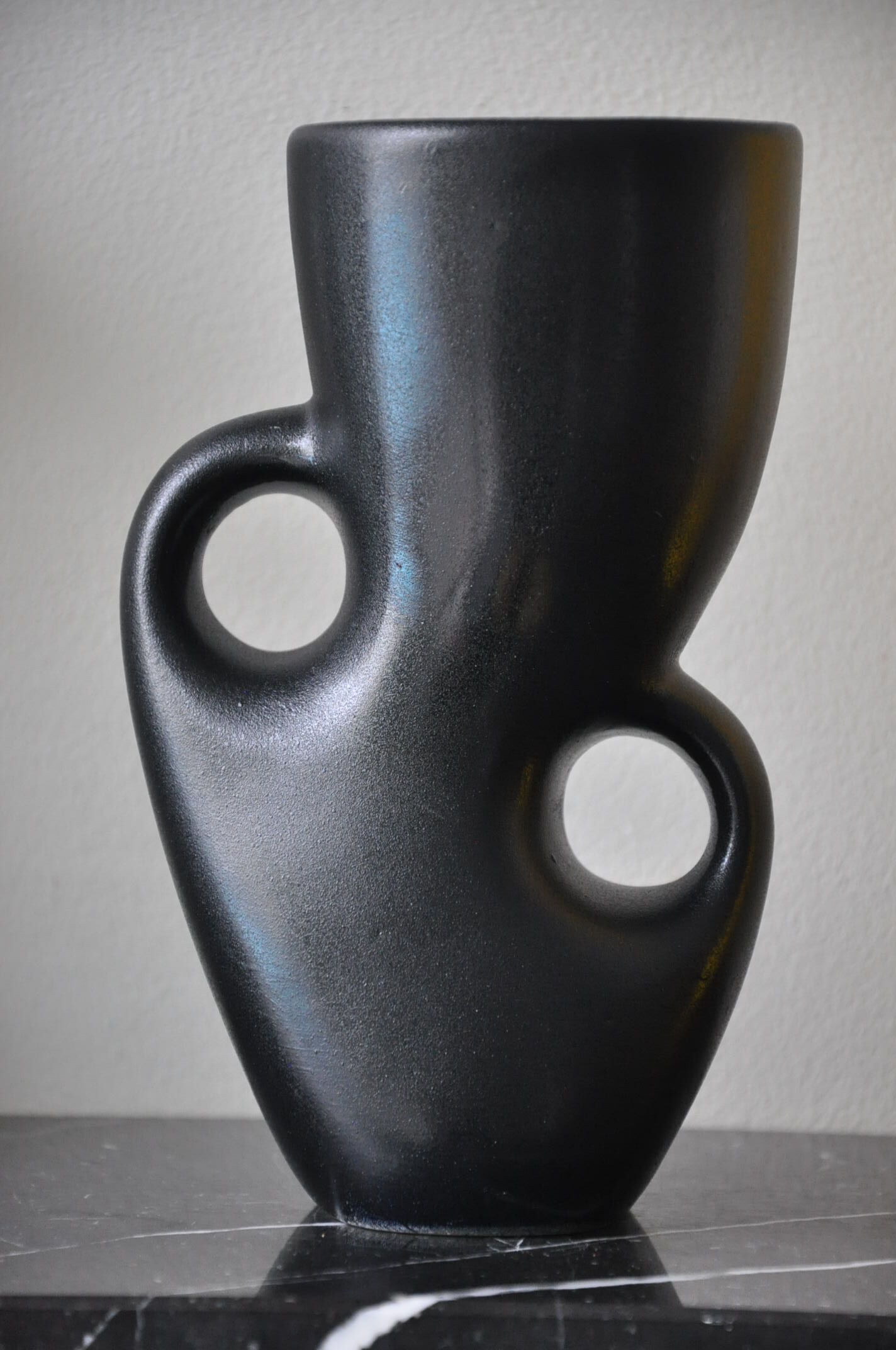 Vase noir céramique vintage forme libre