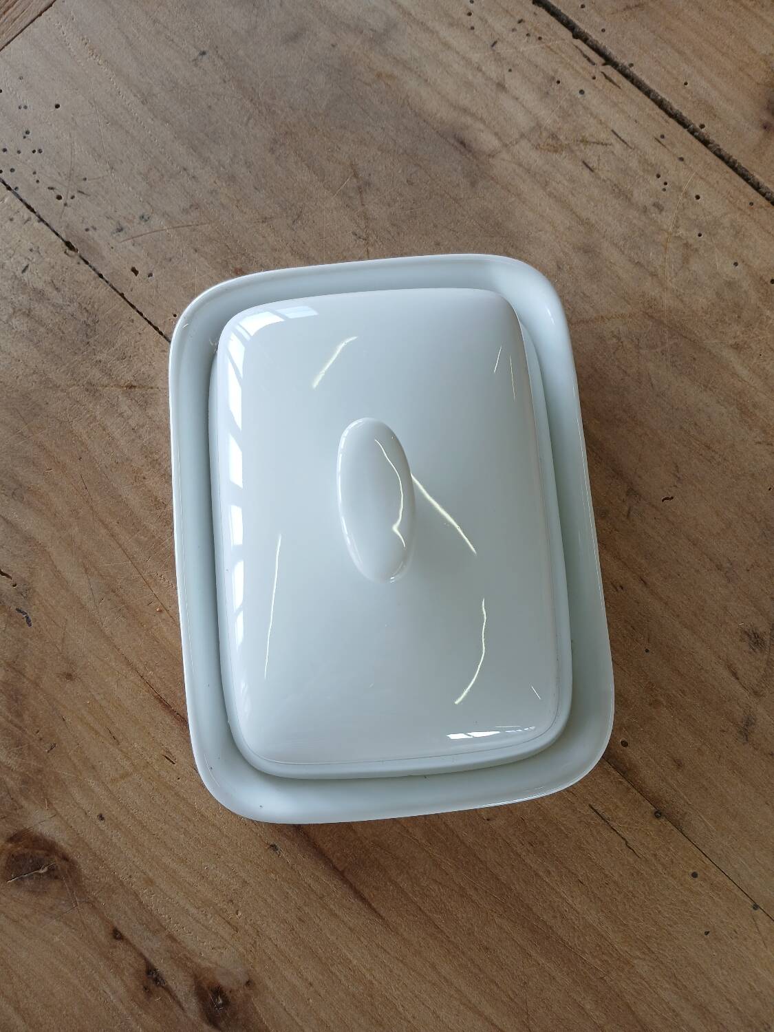 Beurrier en faïence blanche