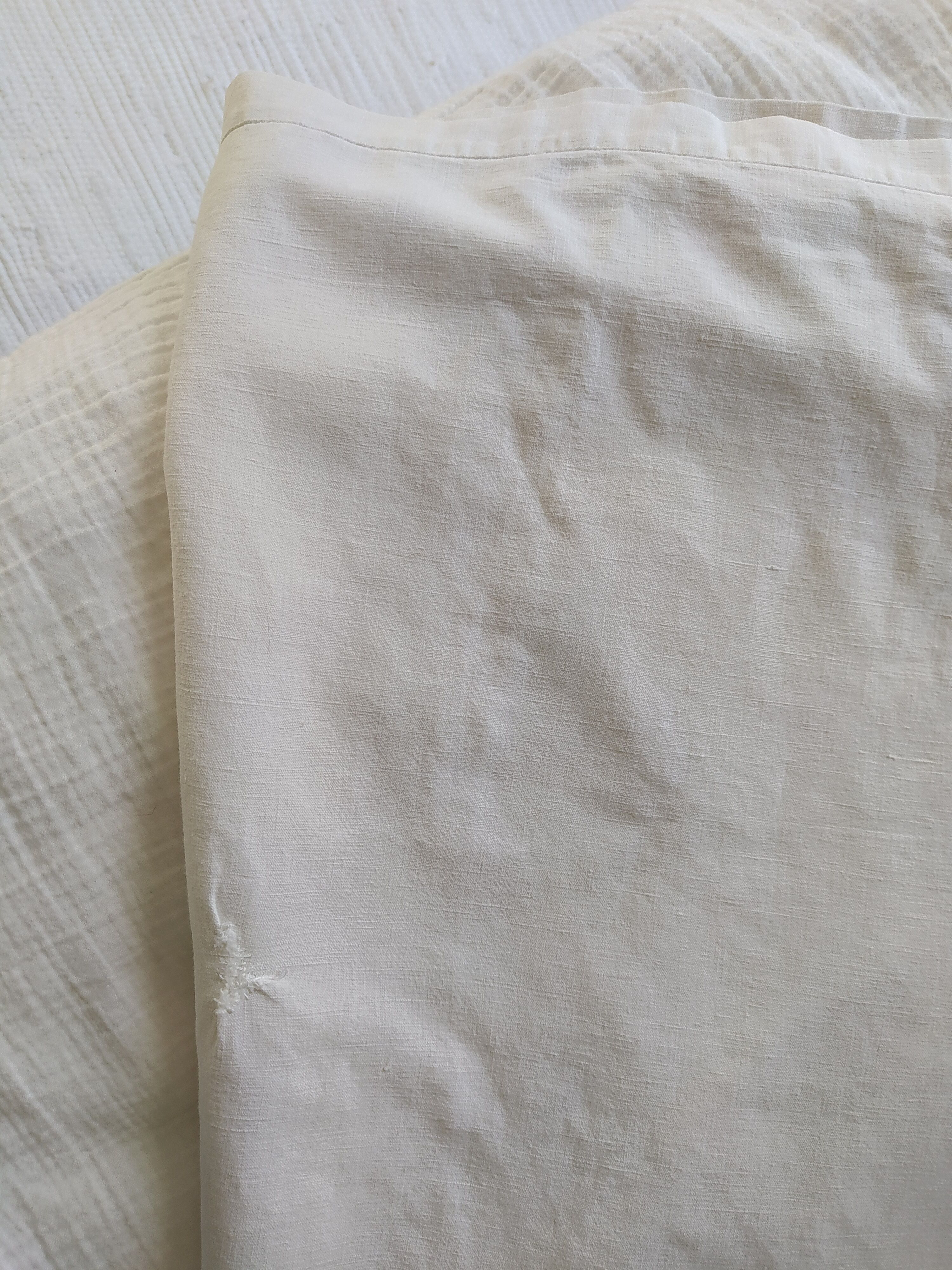 Old flat sheet with festoons 140 embroidered monogram initials HP