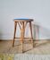 Sellette en rotin - tabouret plateau peint rond bleu klein