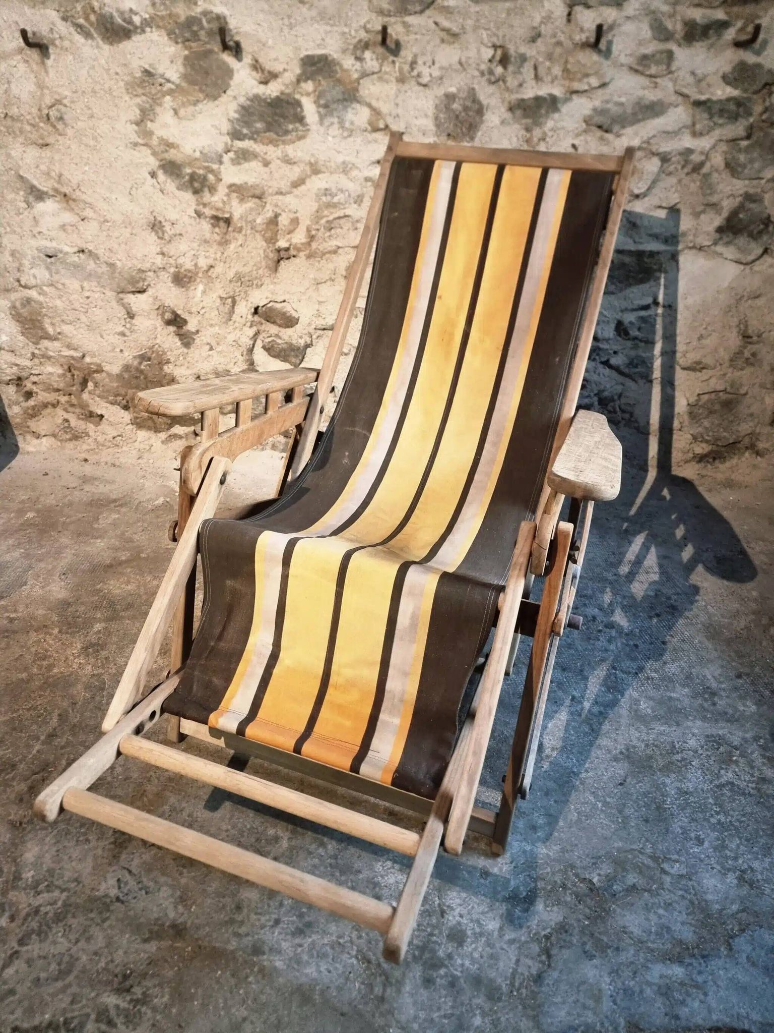 Vintage French folding lounge chair – 1950s/60s in beech with striped canvas, adjustable recliner