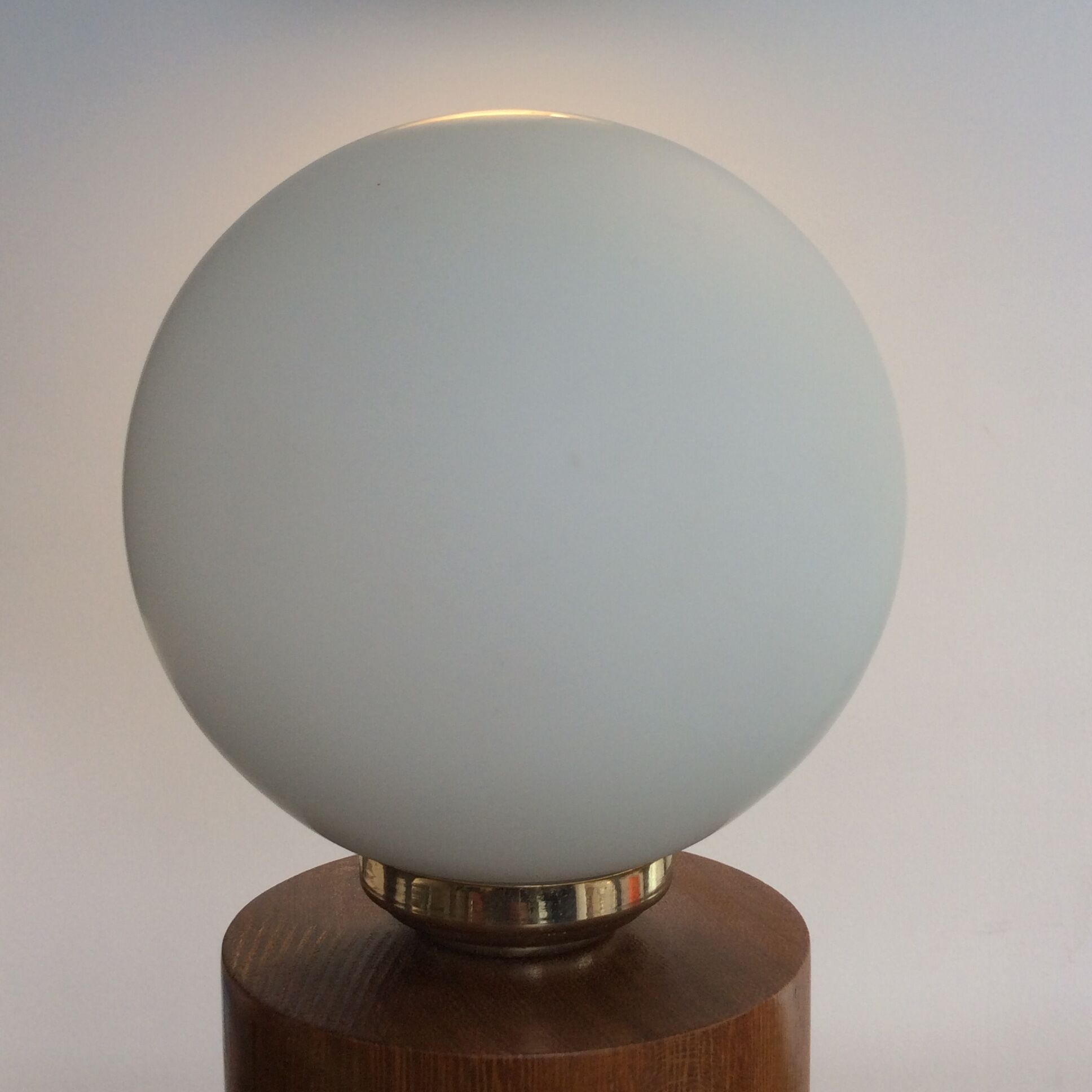 Lampe vintage en bois et globe boule en opaline