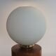 Lampe vintage en bois et globe boule en opaline