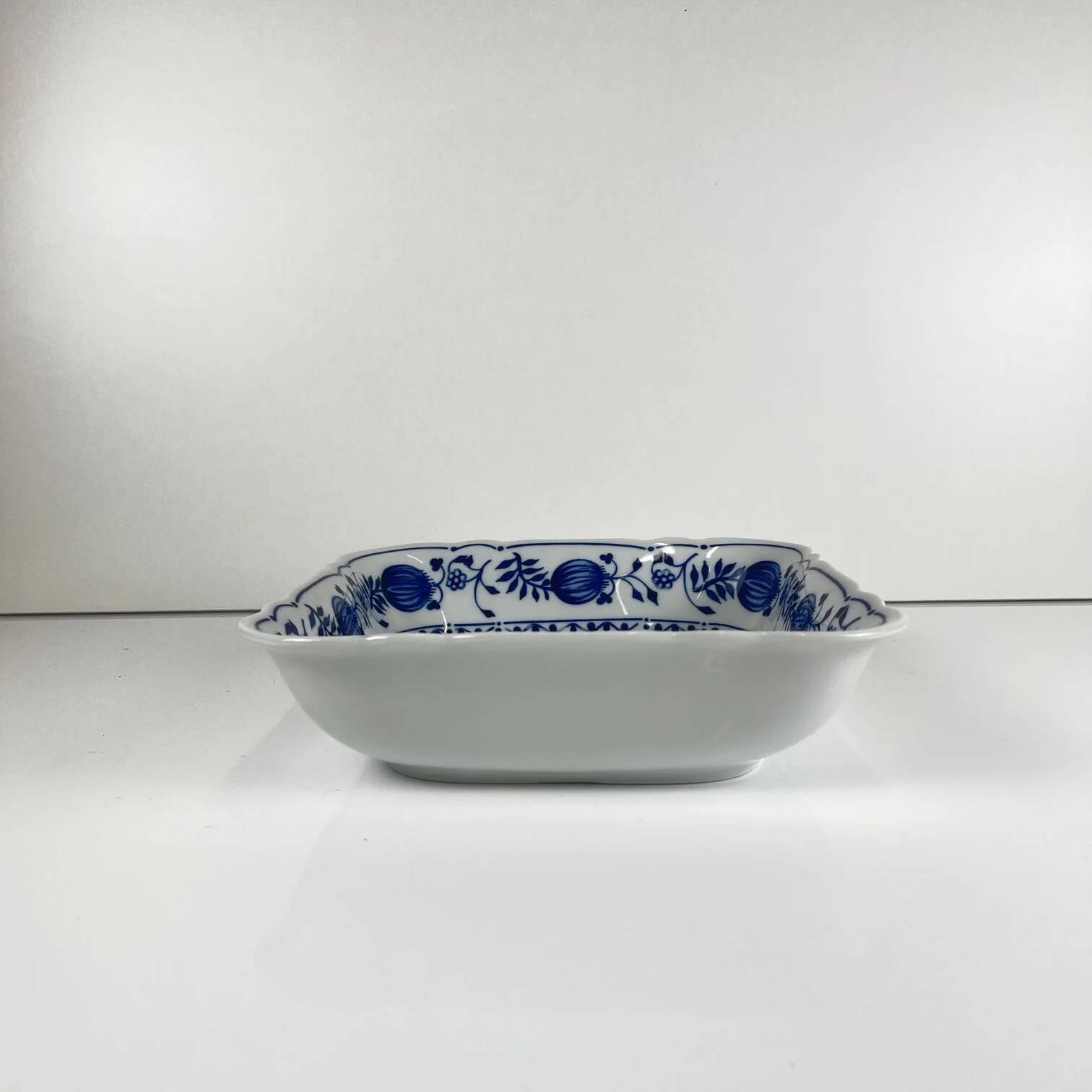 Pair of square dishes in Blue Onion porcelain Kahla – East Germany, 1960–1980