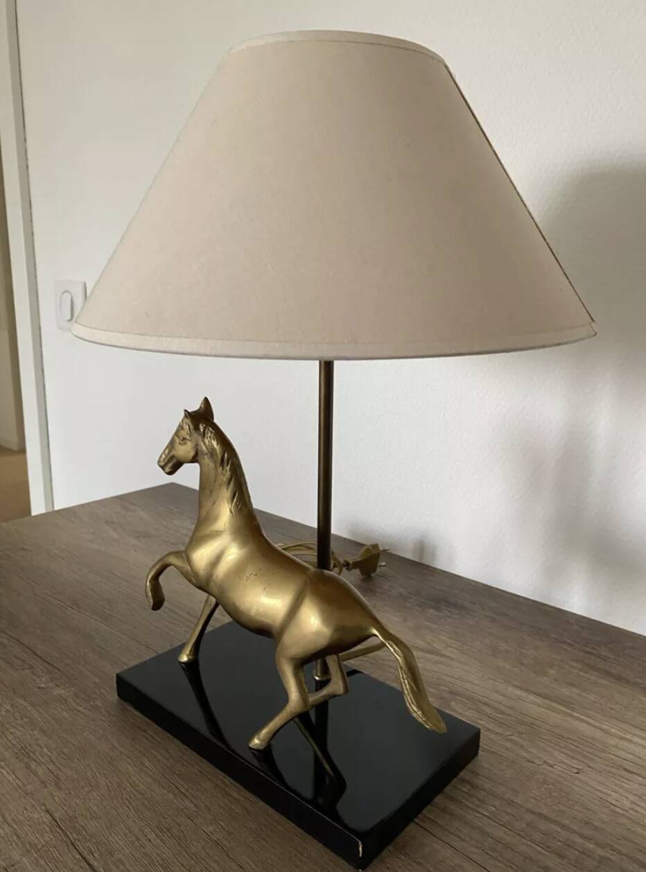Lampe "Cheval" en laiton et socle bois