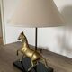 Lampe "Cheval" en laiton et socle bois